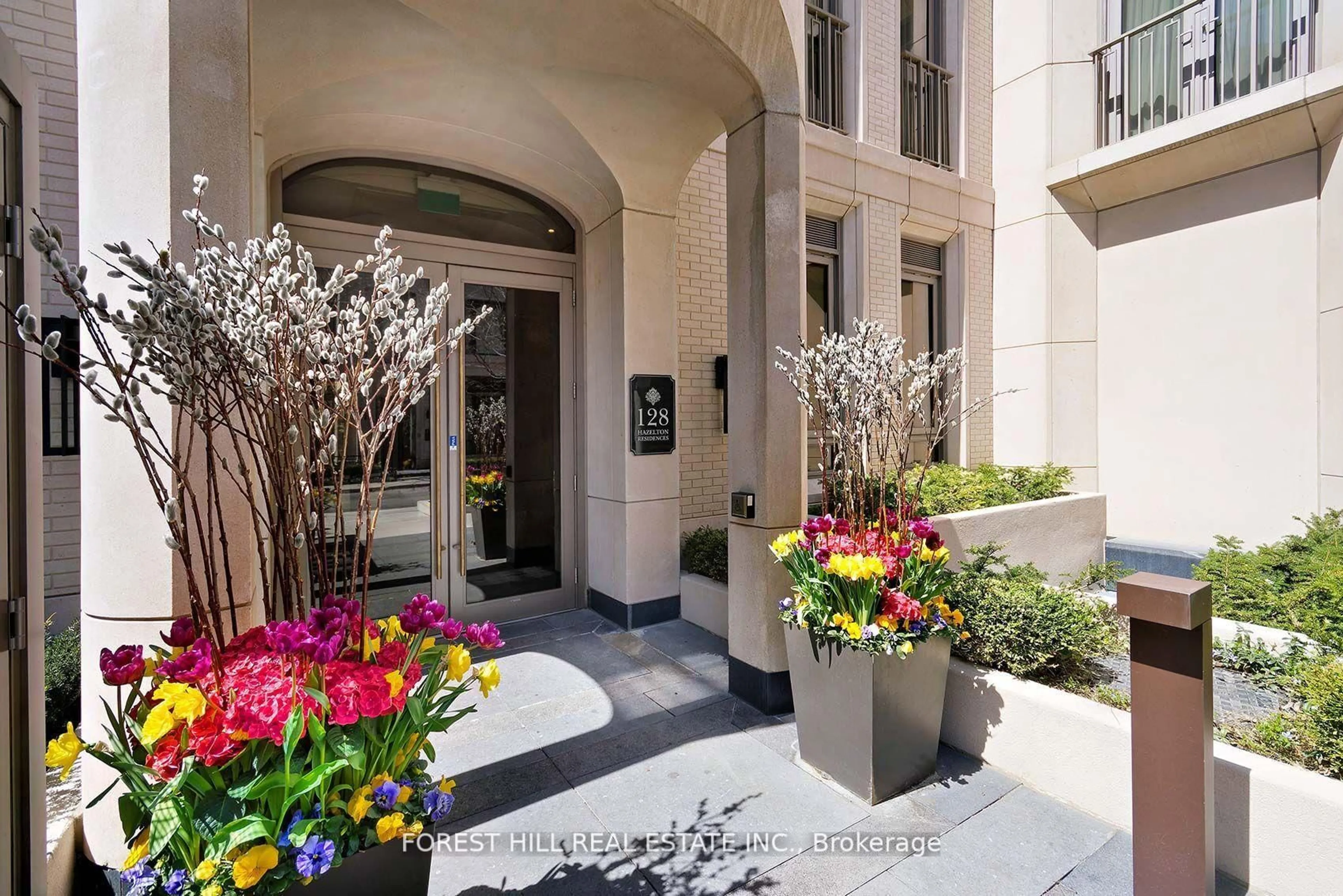 Indoor foyer for 128 Hazelton Ave #401, Toronto Ontario M5R 2E5