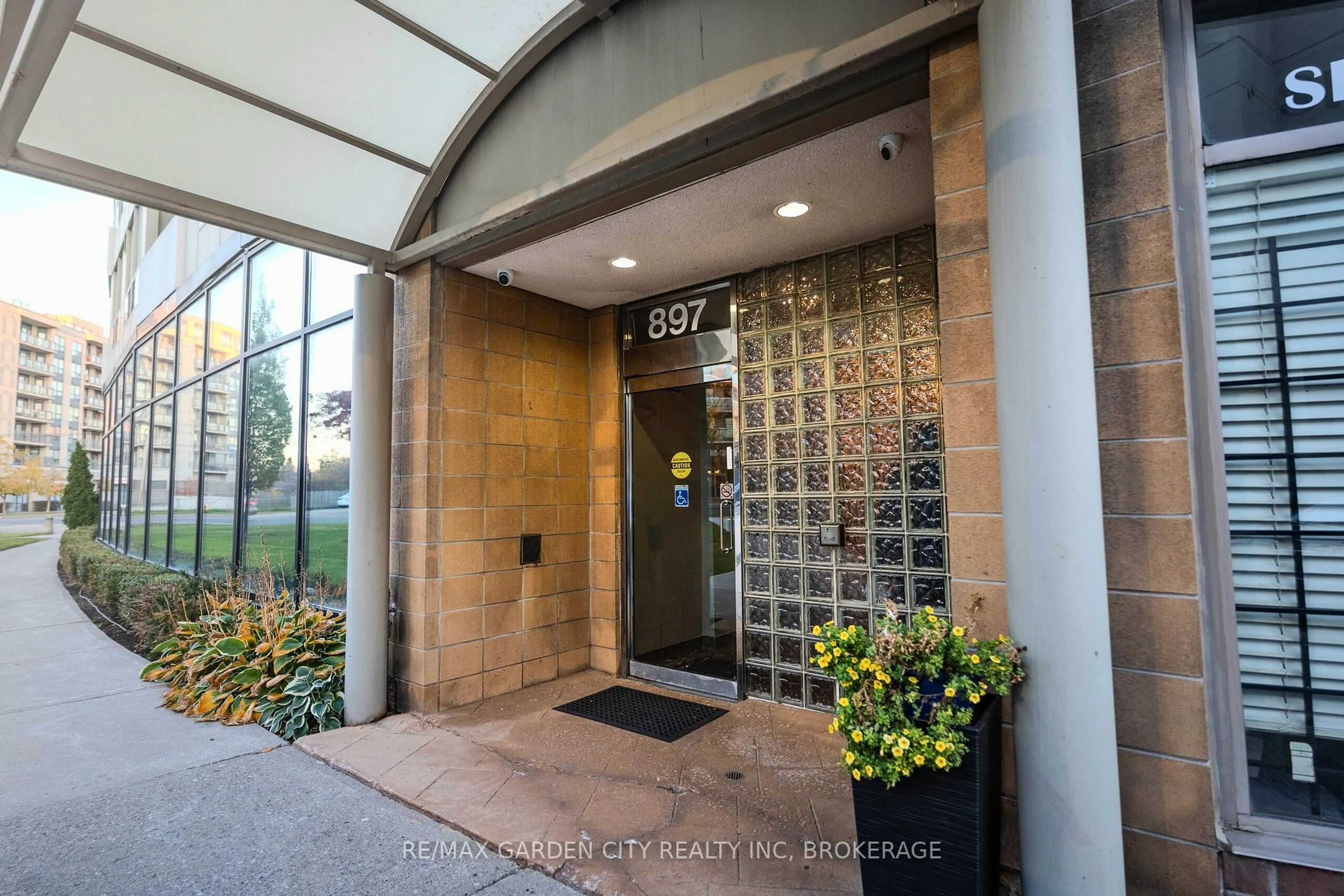 Indoor foyer for 897 Sheppard Ave #202, Toronto Ontario M3H 2T4