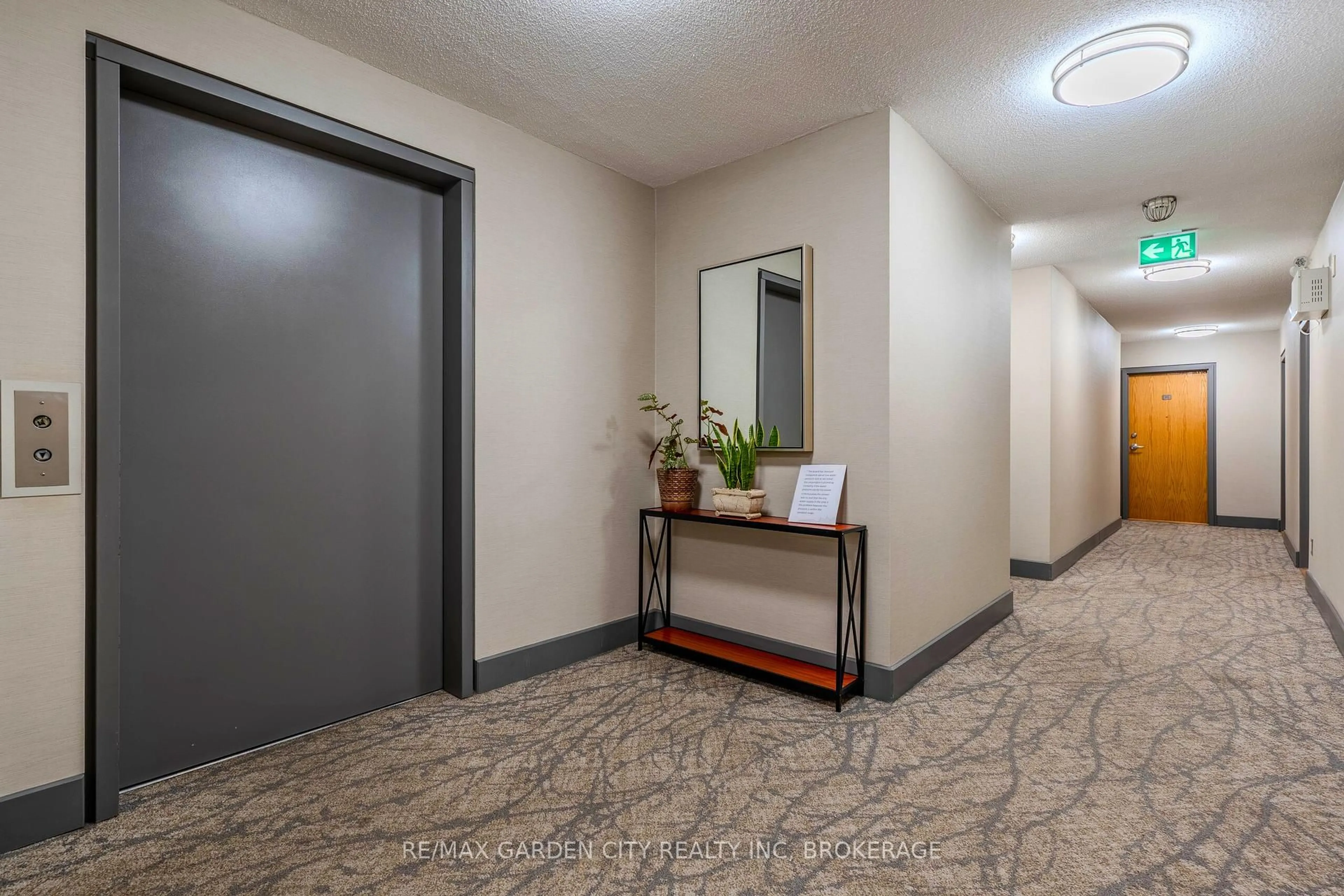 Indoor foyer for 897 Sheppard Ave #202, Toronto Ontario M3H 2T4