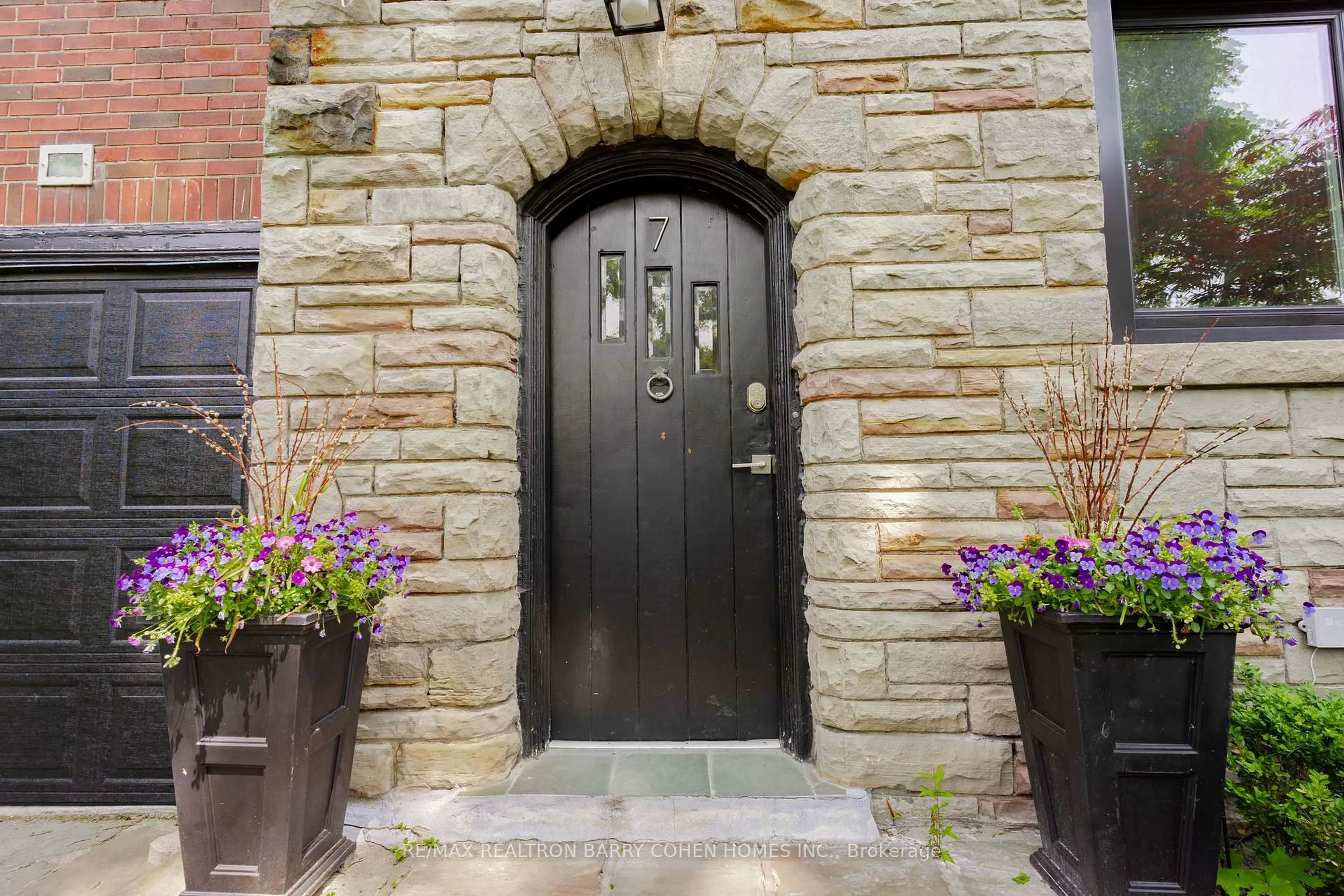 Indoor entryway for 7 Glenarden Rd, Toronto Ontario M6C 3J8