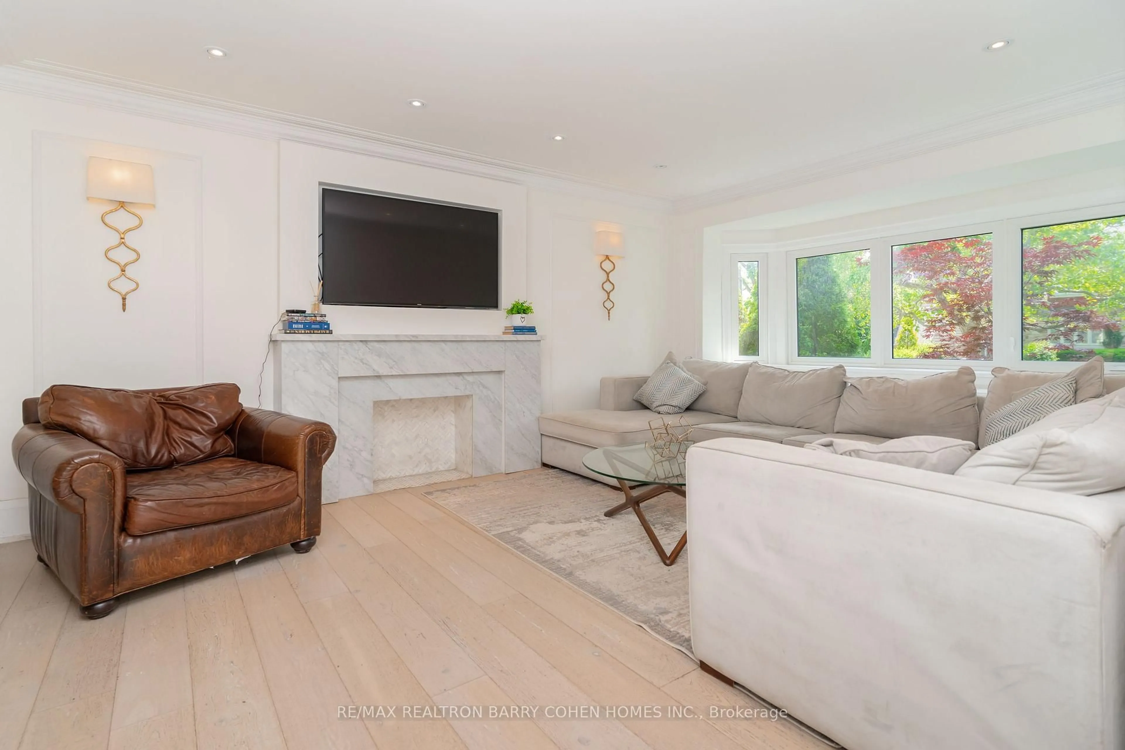 Living room with furniture, wood/laminate floor for 7 Glenarden Rd, Toronto Ontario M6C 3J8