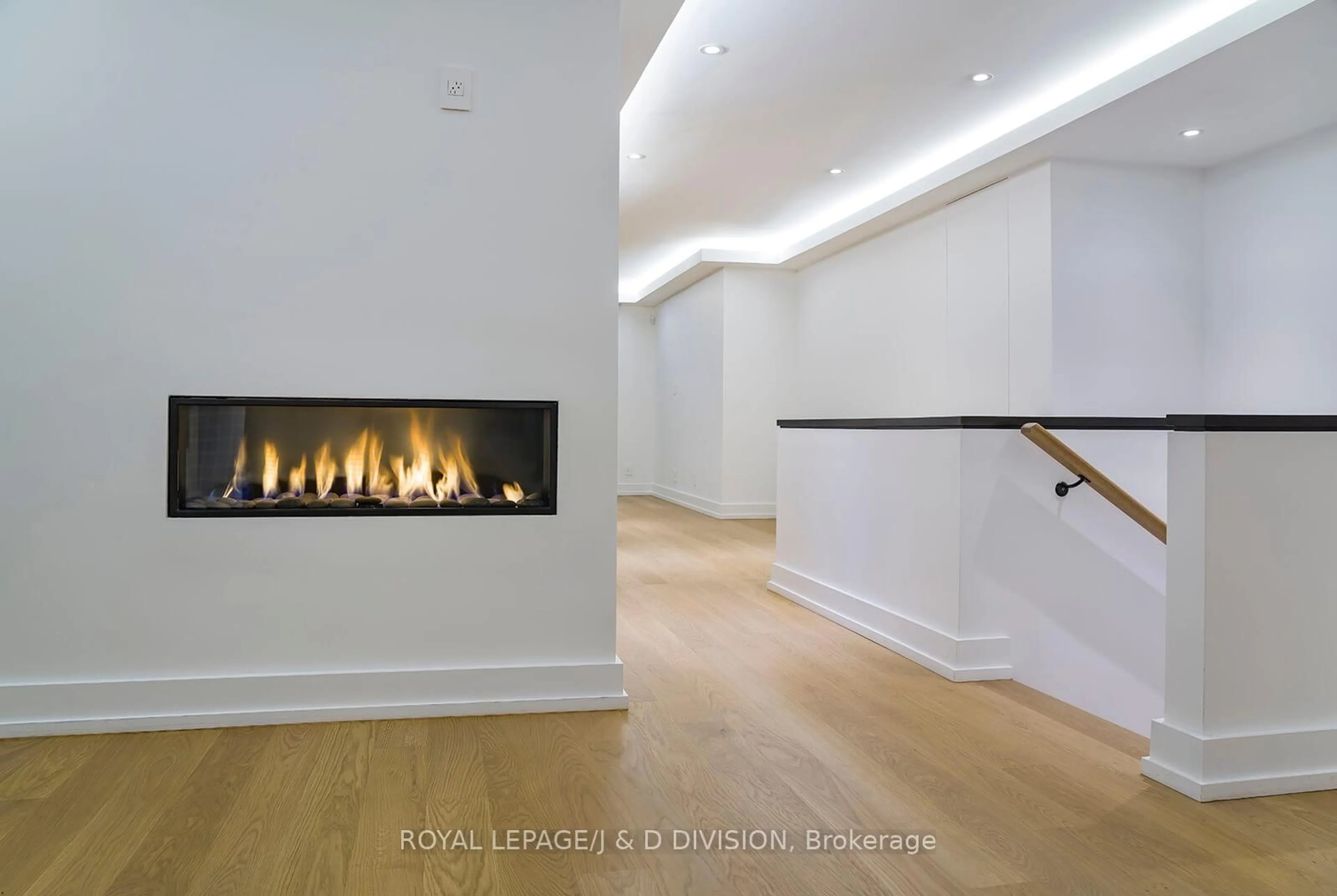 Indoor foyer for 18 Humewood Gdns, Toronto Ontario M6C 1E8