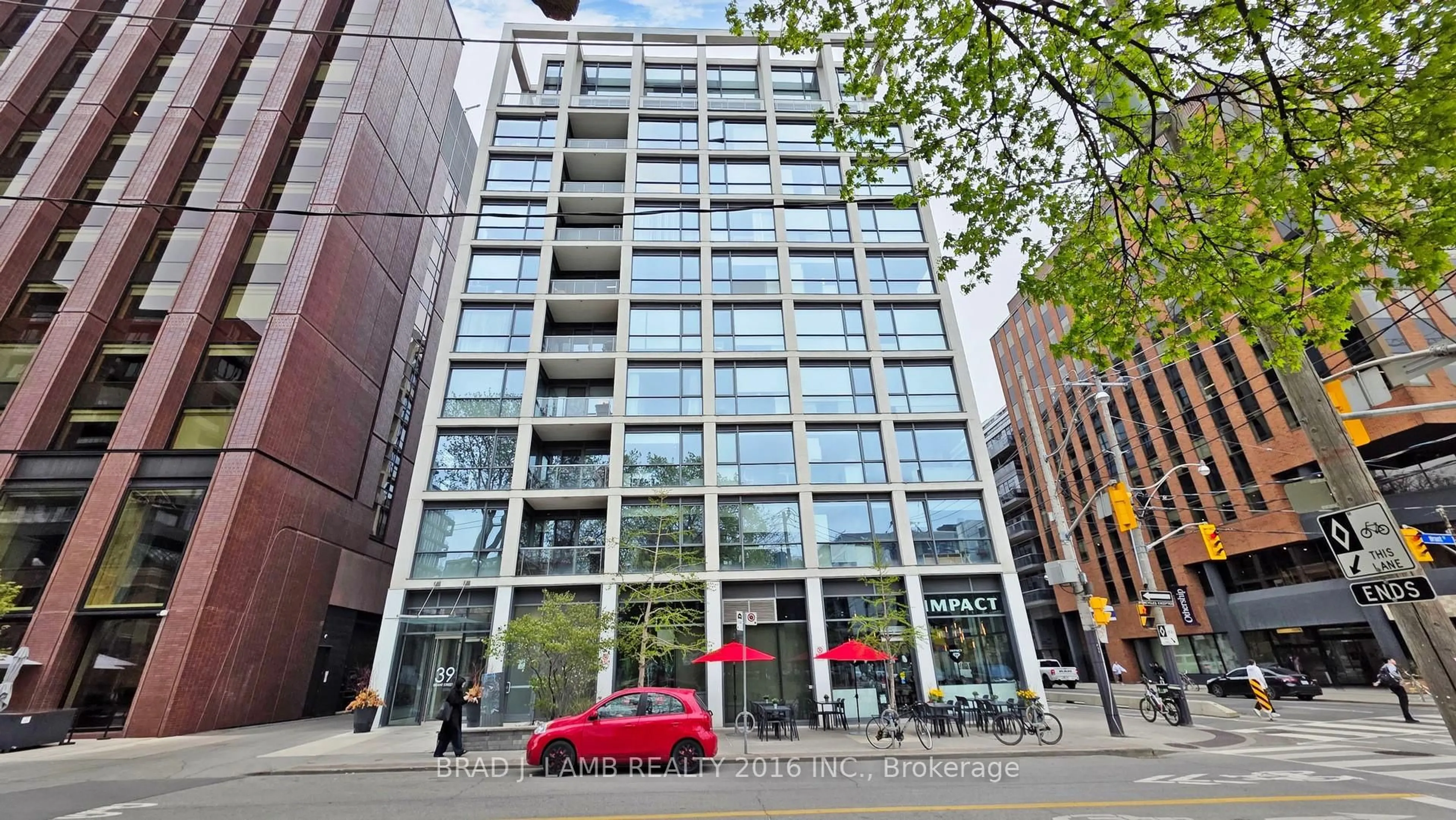 Indoor foyer for 39 Brant St #518, Toronto Ontario M5V 0M8