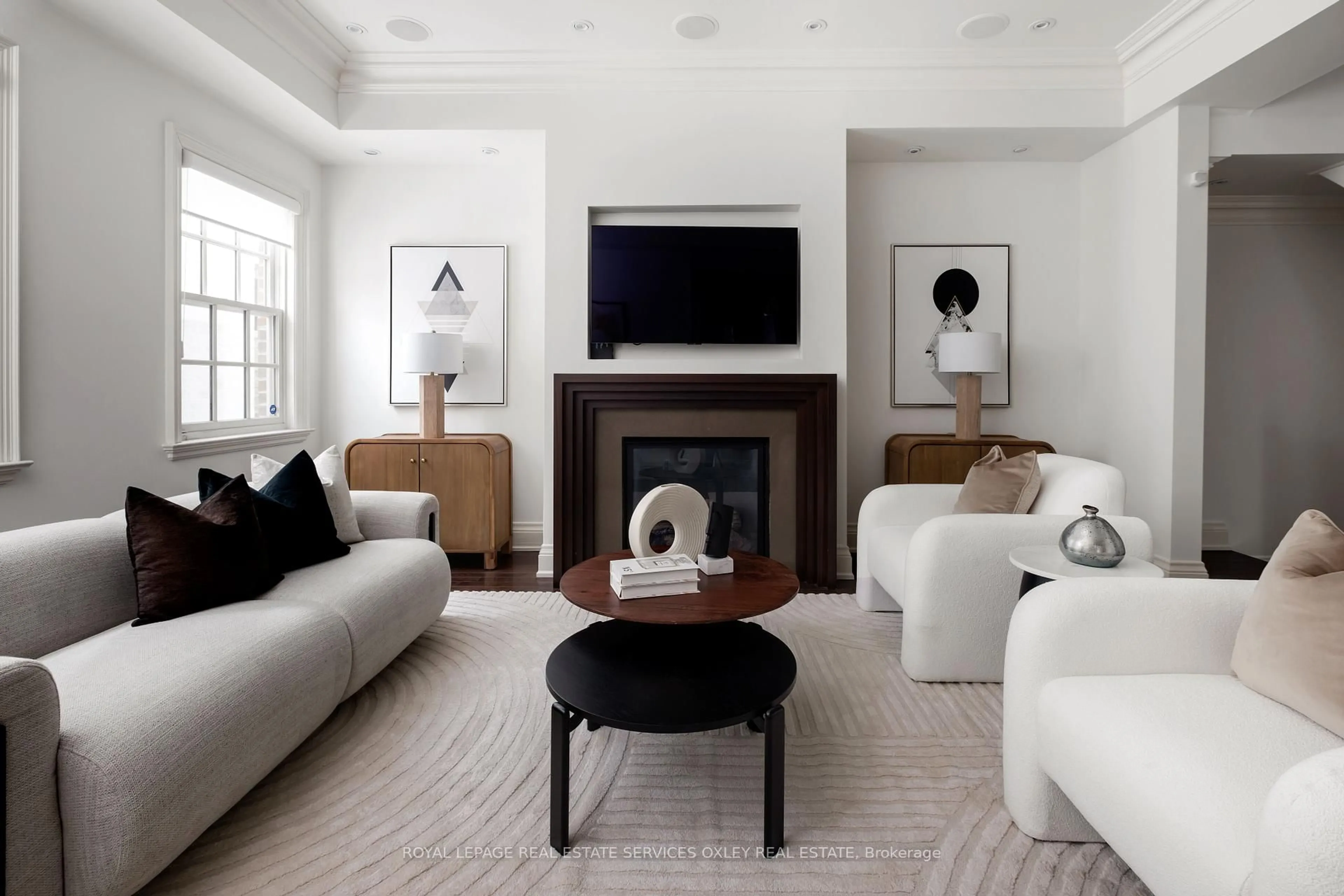 Living room with furniture, carpet floor for 22 Birch Ave #Th D, Toronto Ontario M4V 1C8