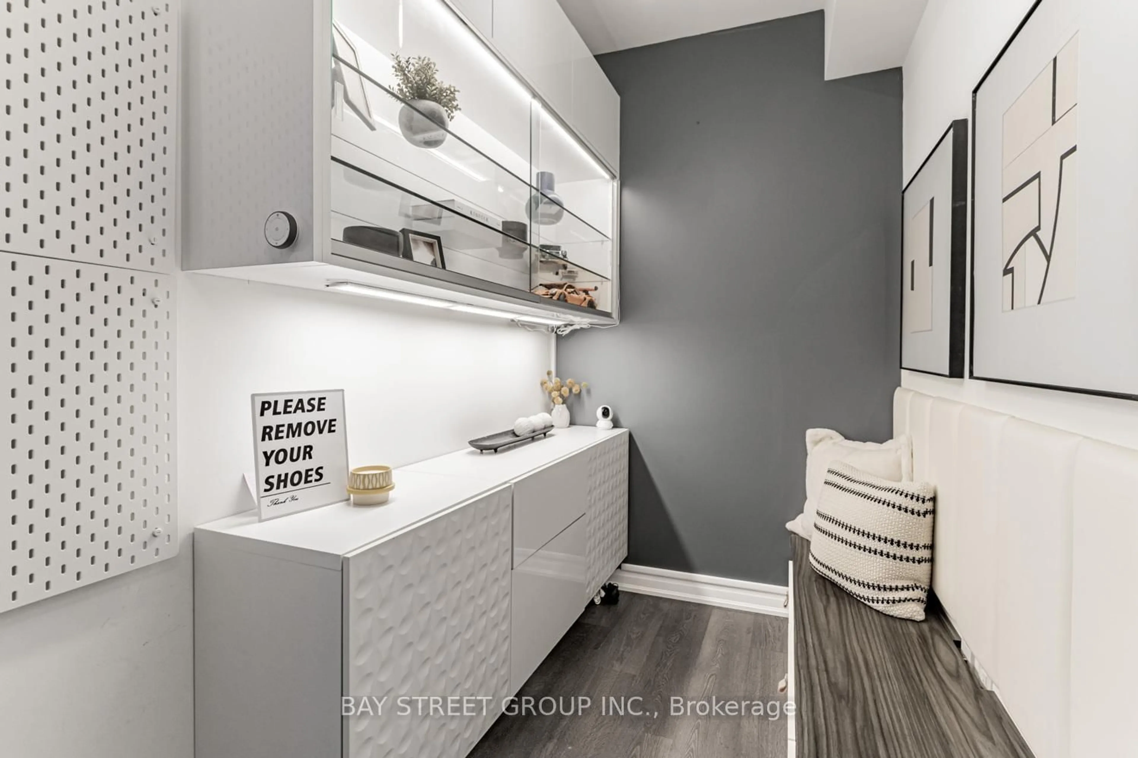 Contemporary bathroom, ceramic/tile floor for 9 Bogert Ave #2503, Toronto Ontario M2N 0H3