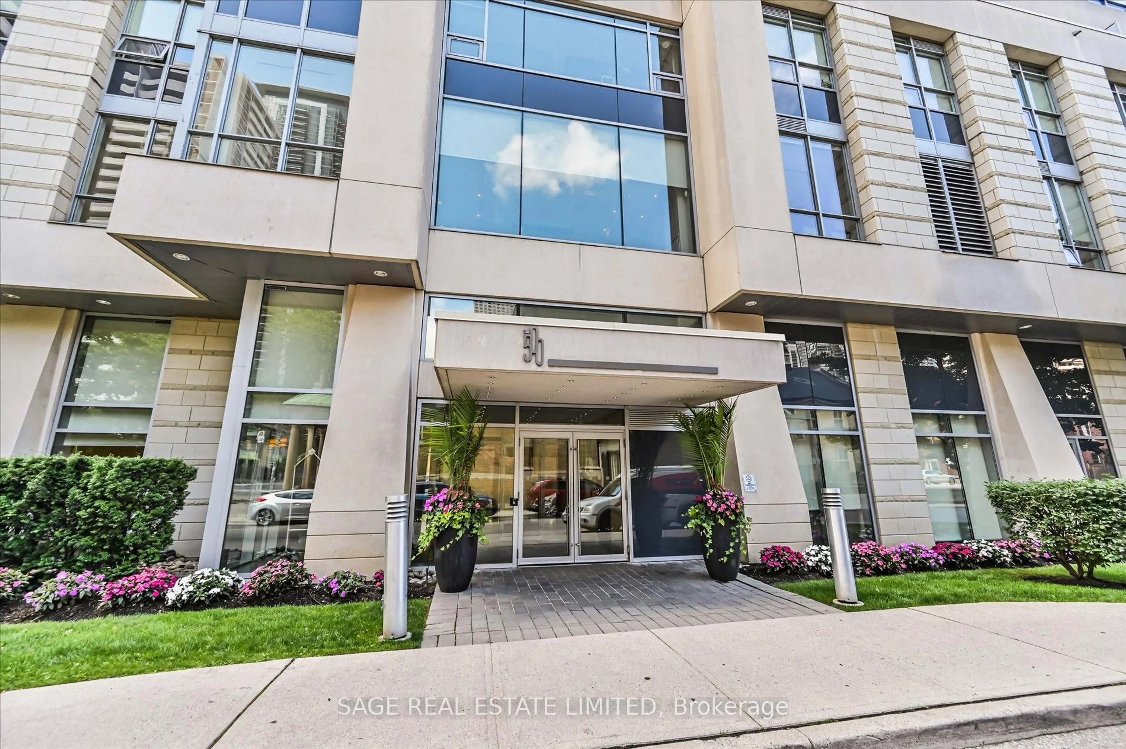 Indoor foyer for 500 Sherbourne St #219, Toronto Ontario M4X 1L1