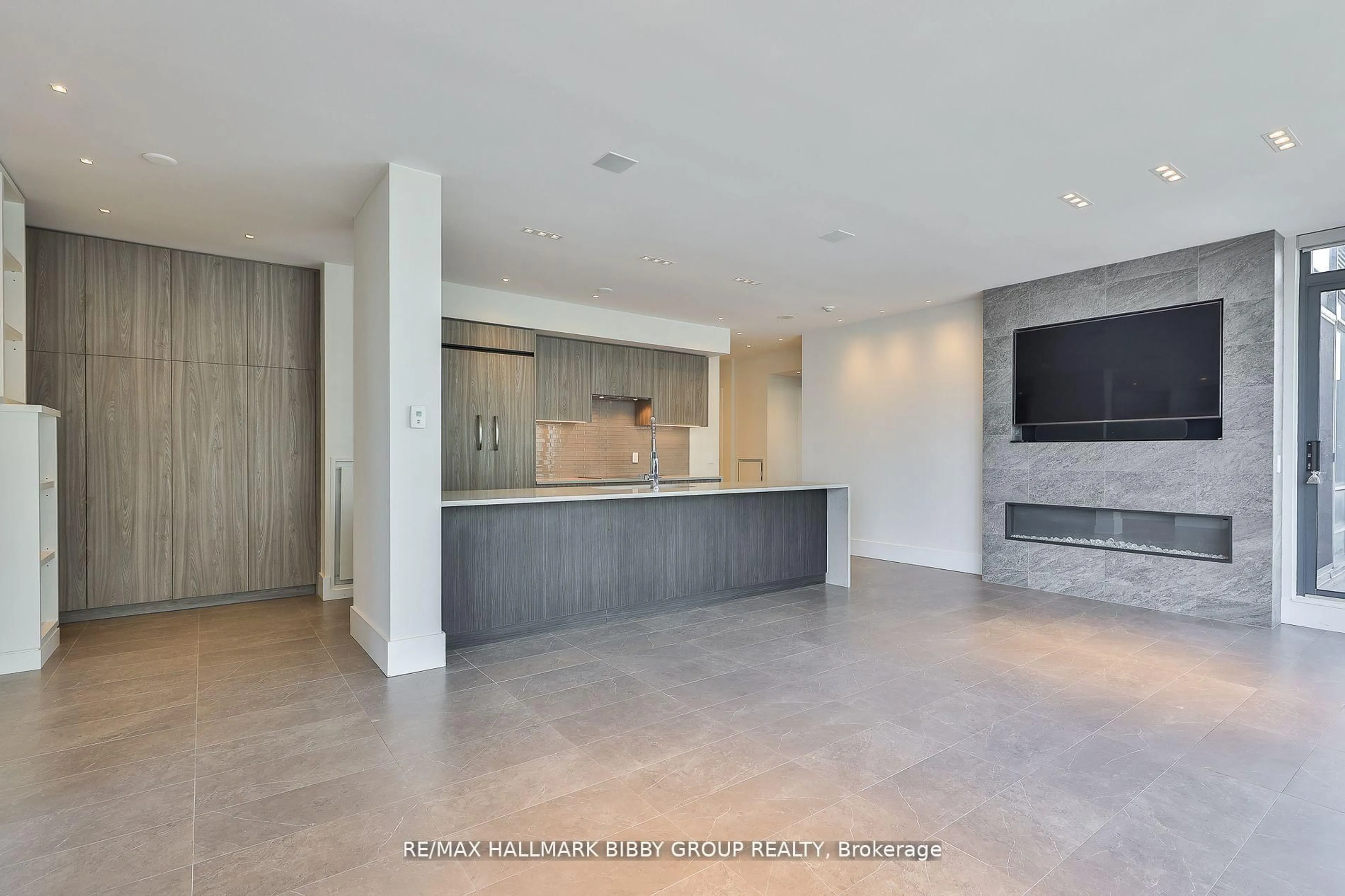 Open concept kitchen, unknown for 438 King St #2101, Toronto Ontario M5V 3T9