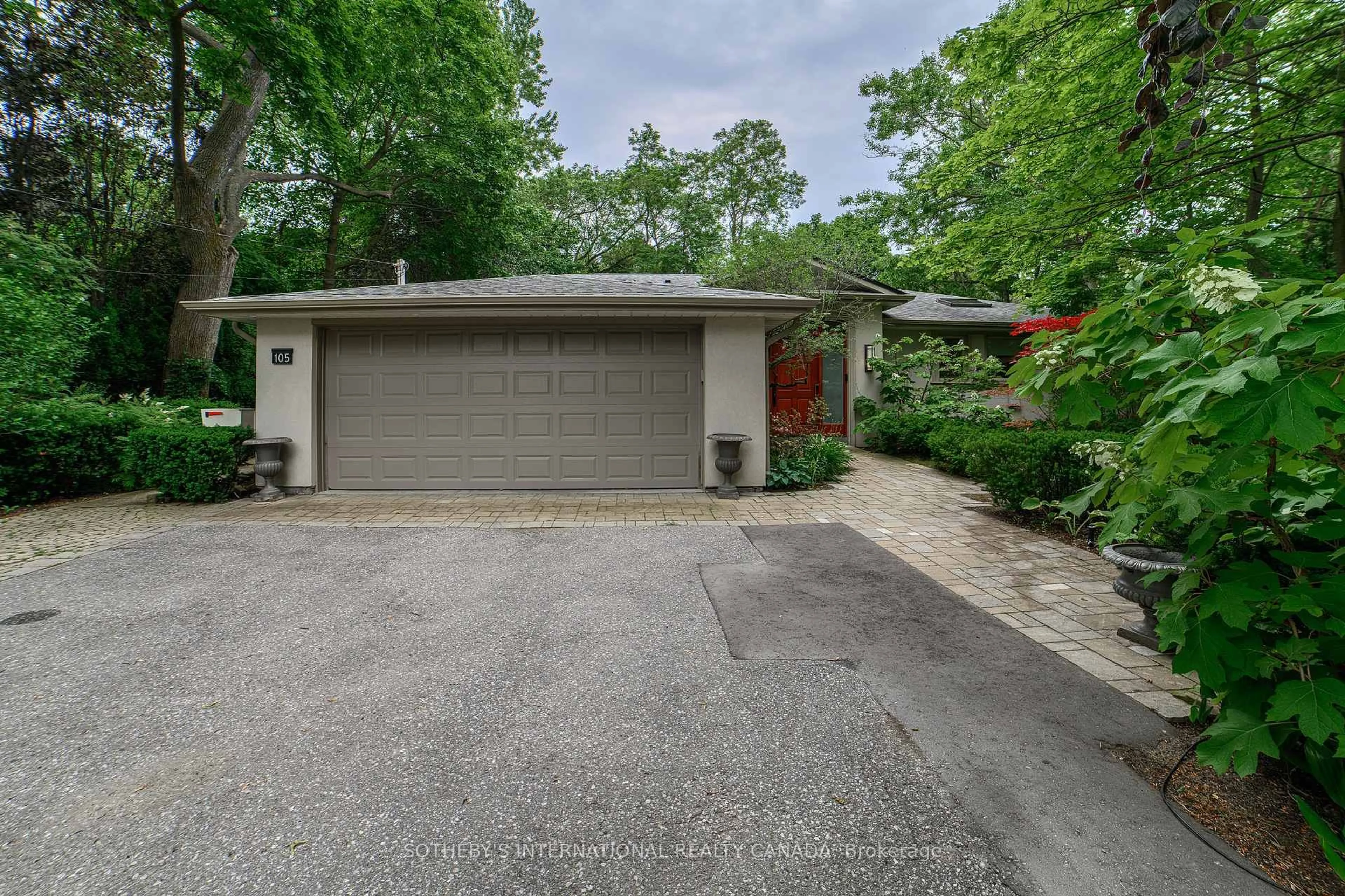 Indoor garage for 105 Roxborough Dr, Toronto Ontario M4W 1X3