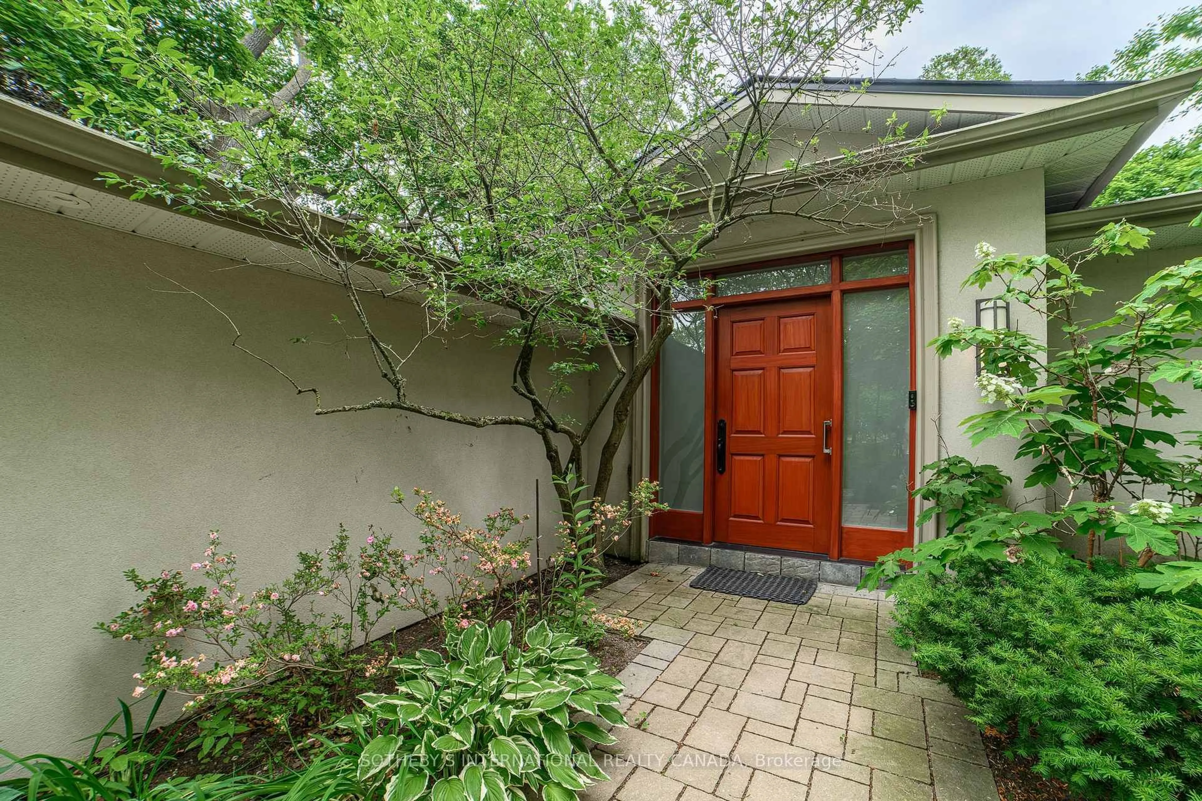 Patio, street for 105 Roxborough Dr, Toronto Ontario M4W 1X3