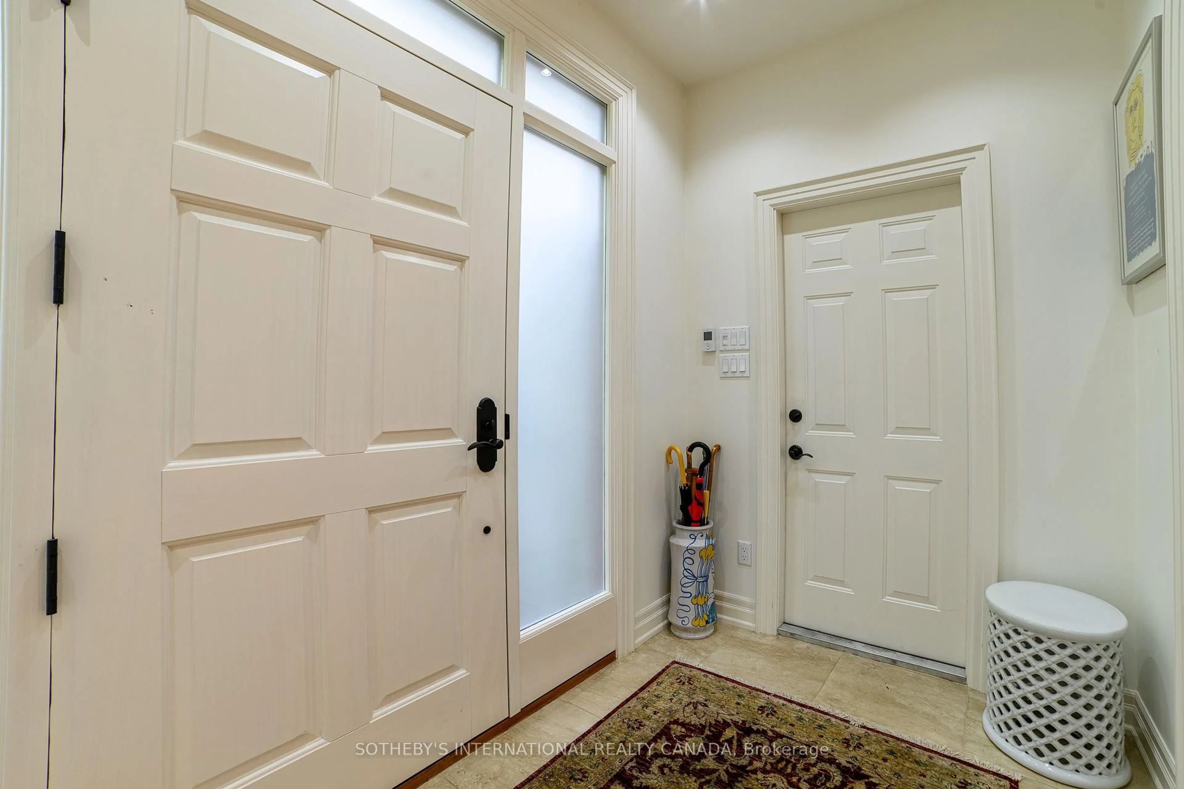 Indoor entryway for 105 Roxborough Dr, Toronto Ontario M4W 1X3