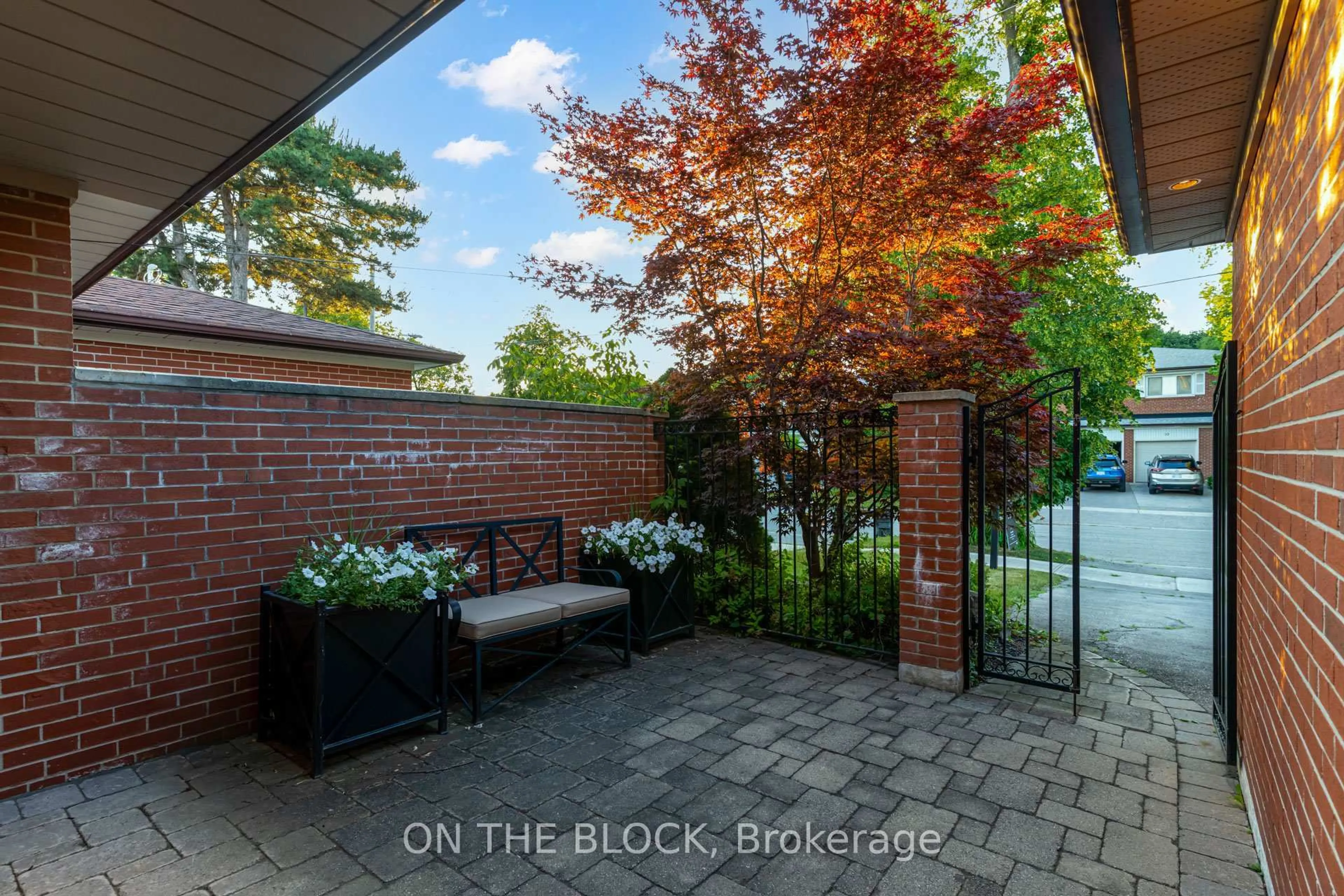 Patio, street for 15 Fontainbleau Dr, Toronto Ontario M2M 1P1