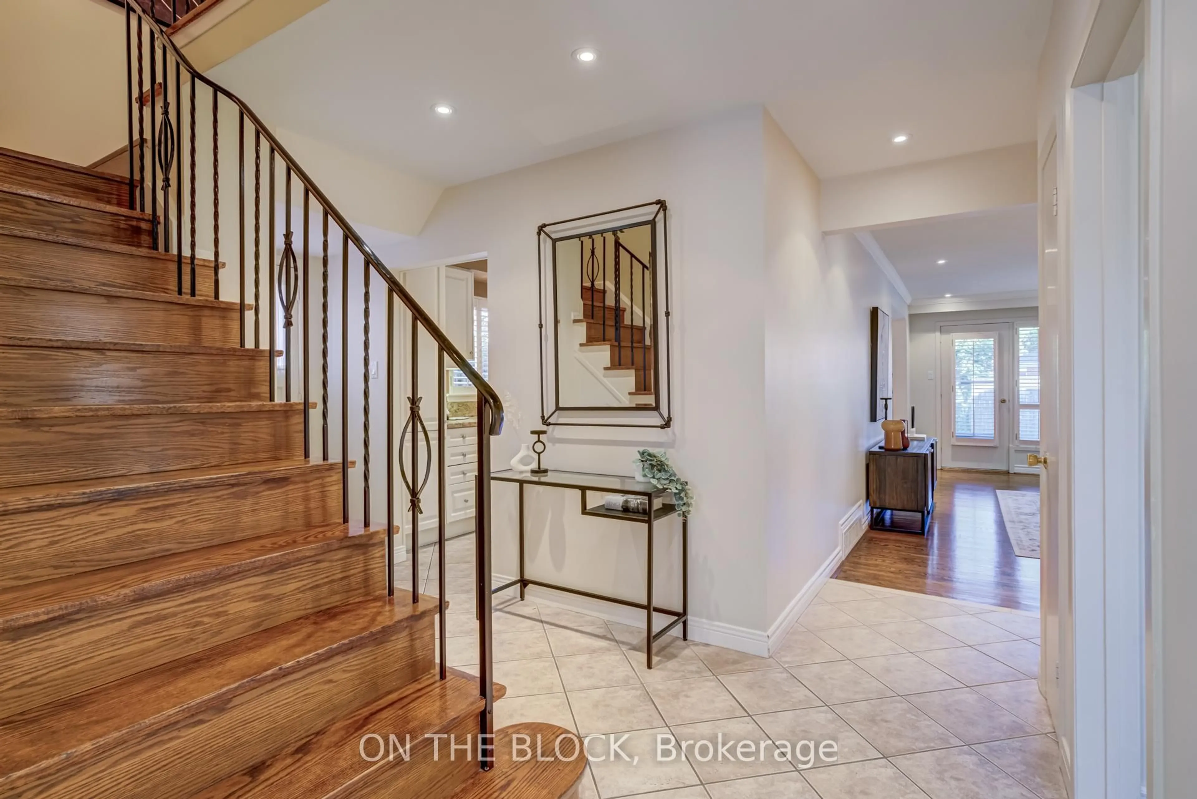 Indoor entryway for 15 Fontainbleau Dr, Toronto Ontario M2M 1P1