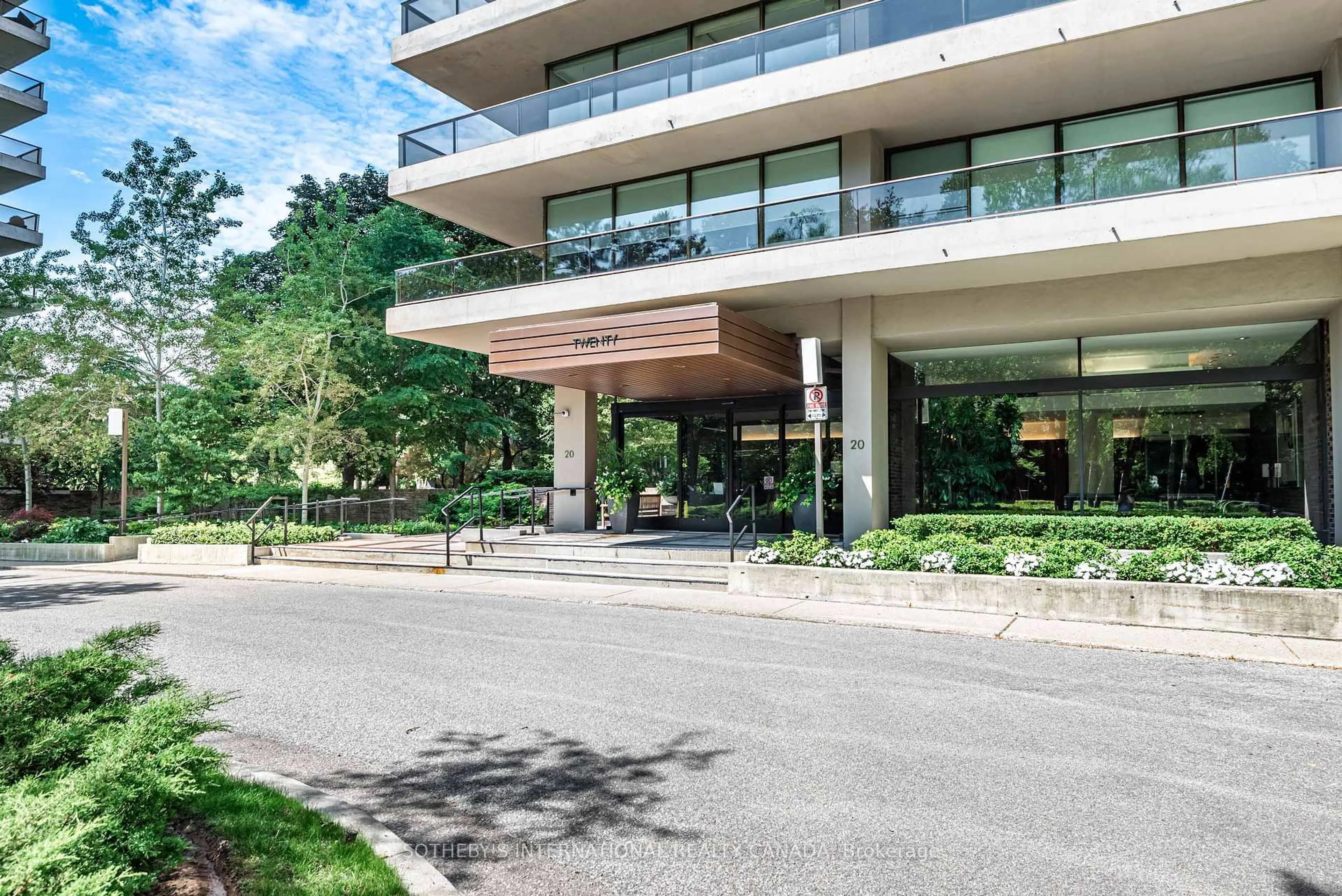 Indoor foyer for 20 Avoca Ave #1706, Toronto Ontario M4T 2B8