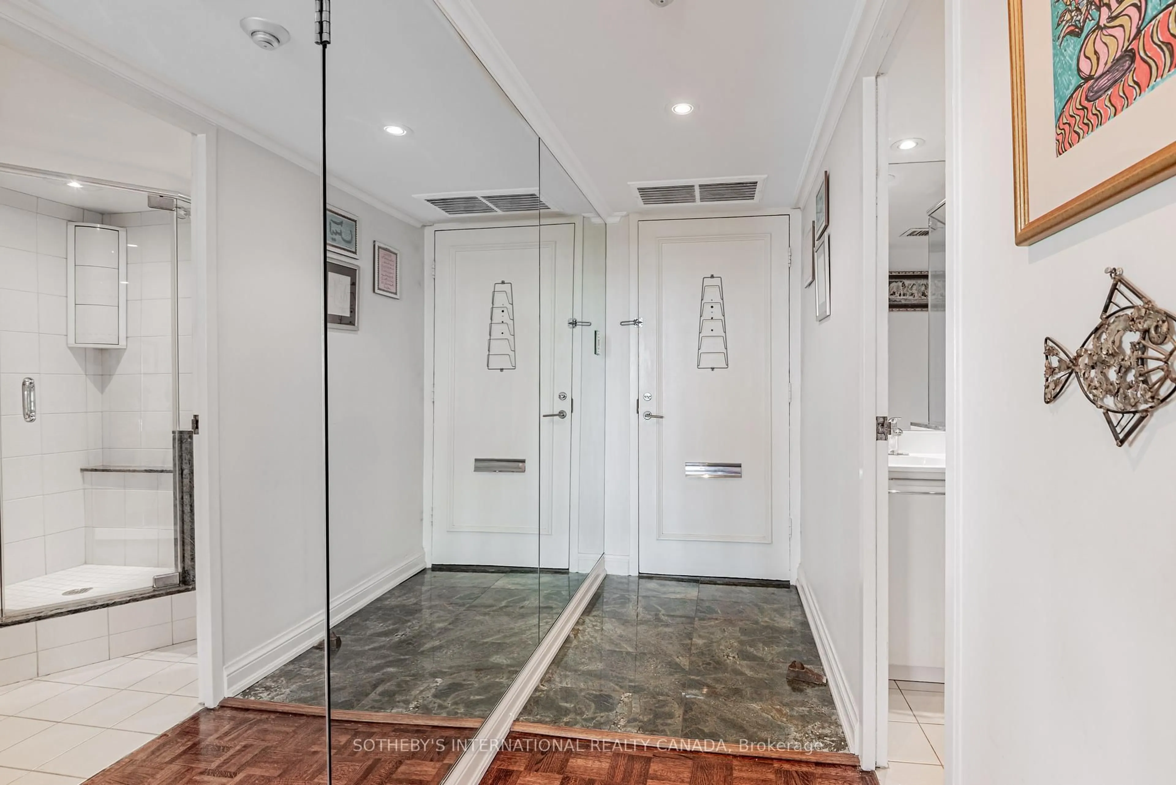 Indoor foyer for 20 Avoca Ave #1706, Toronto Ontario M4T 2B8