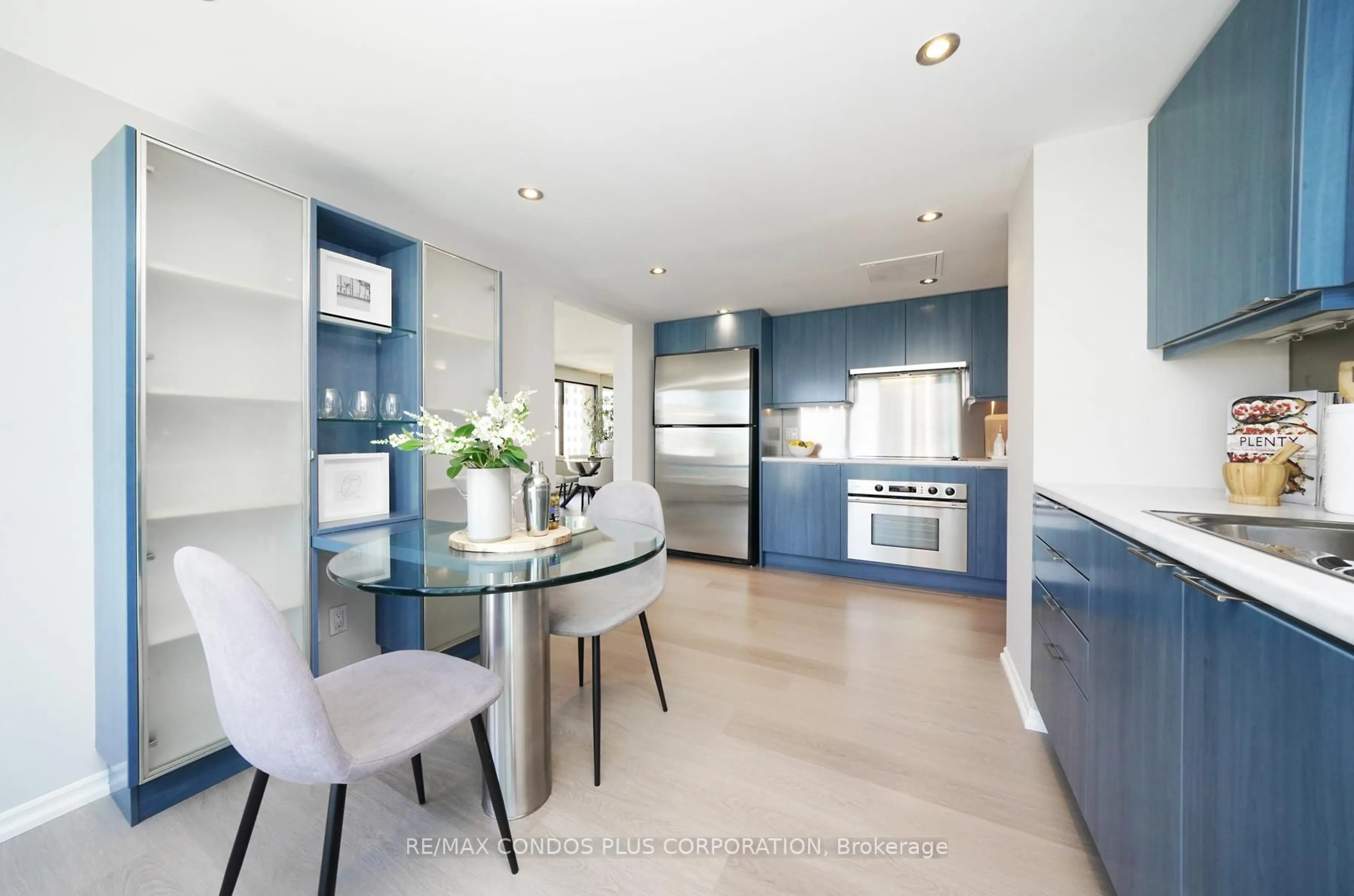 Contemporary kitchen, unknown for 55 Harbour Sq #1917, Toronto Ontario M5J 2L1