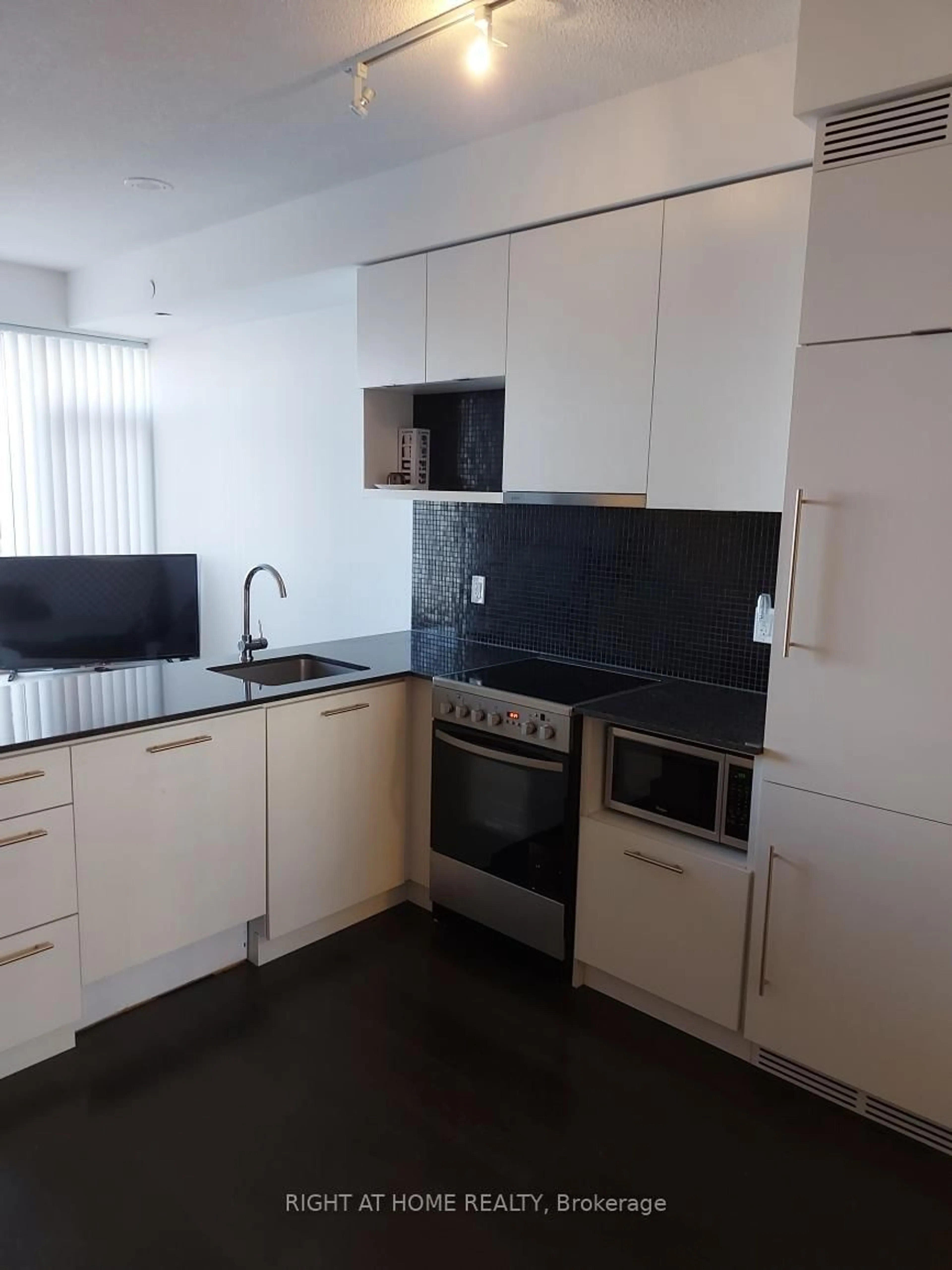 Standard kitchen, unknown for 435 Richmond St #713, Toronto Ontario M5V 0N3