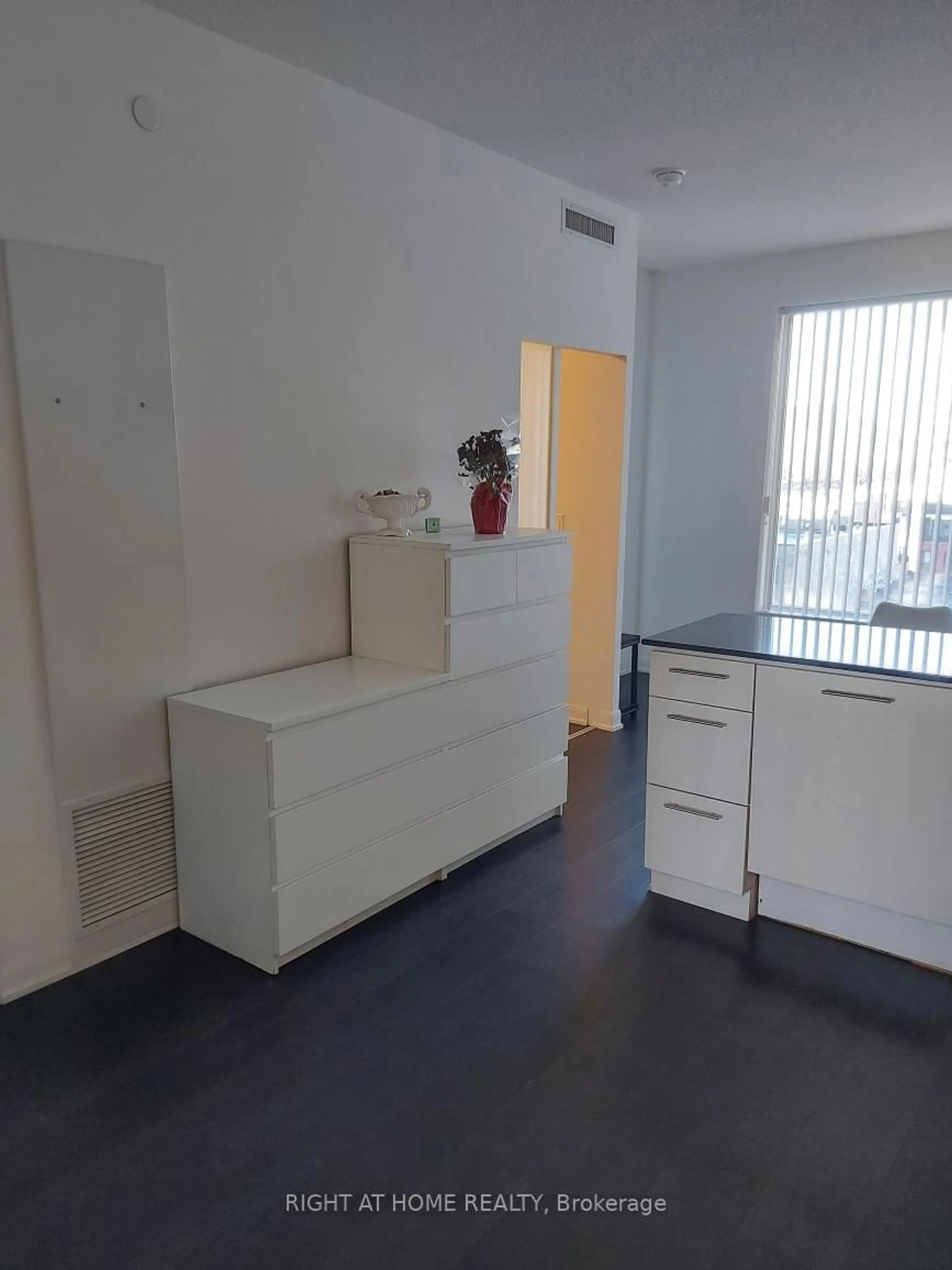 A pic of a room for 435 Richmond St #713, Toronto Ontario M5V 0N3