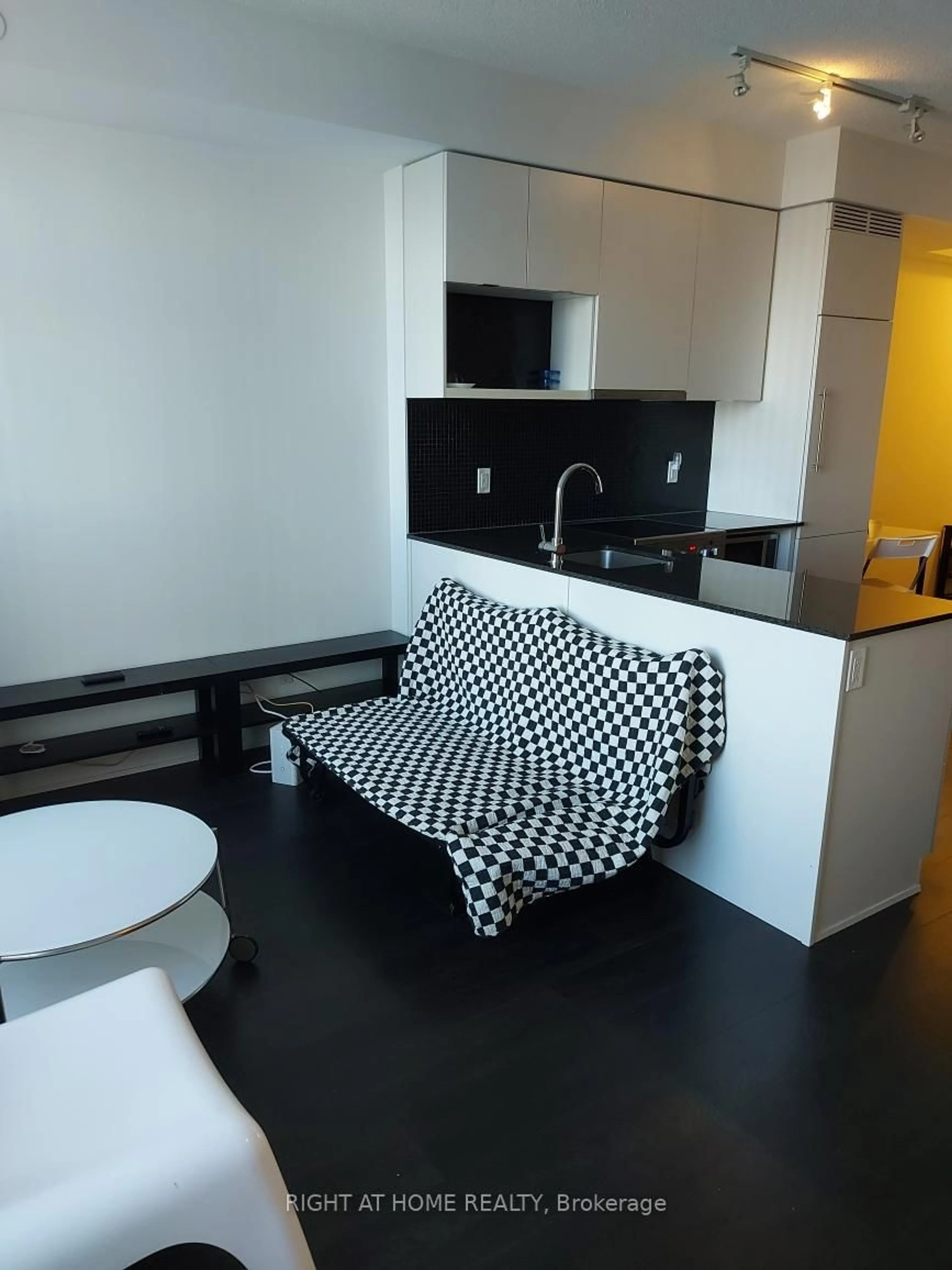A pic of a room for 435 Richmond St #713, Toronto Ontario M5V 0N3