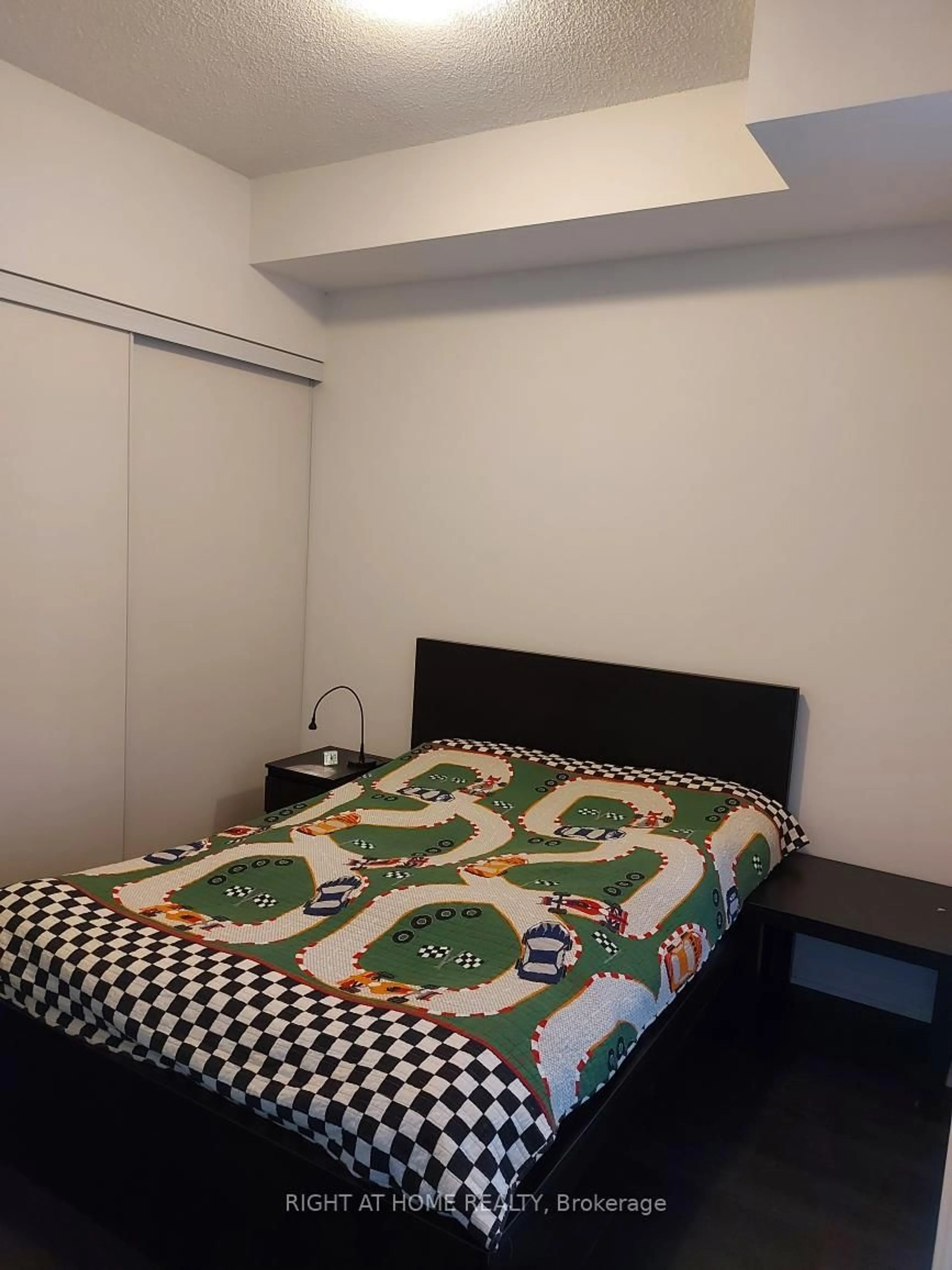 A pic of a room for 435 Richmond St #713, Toronto Ontario M5V 0N3
