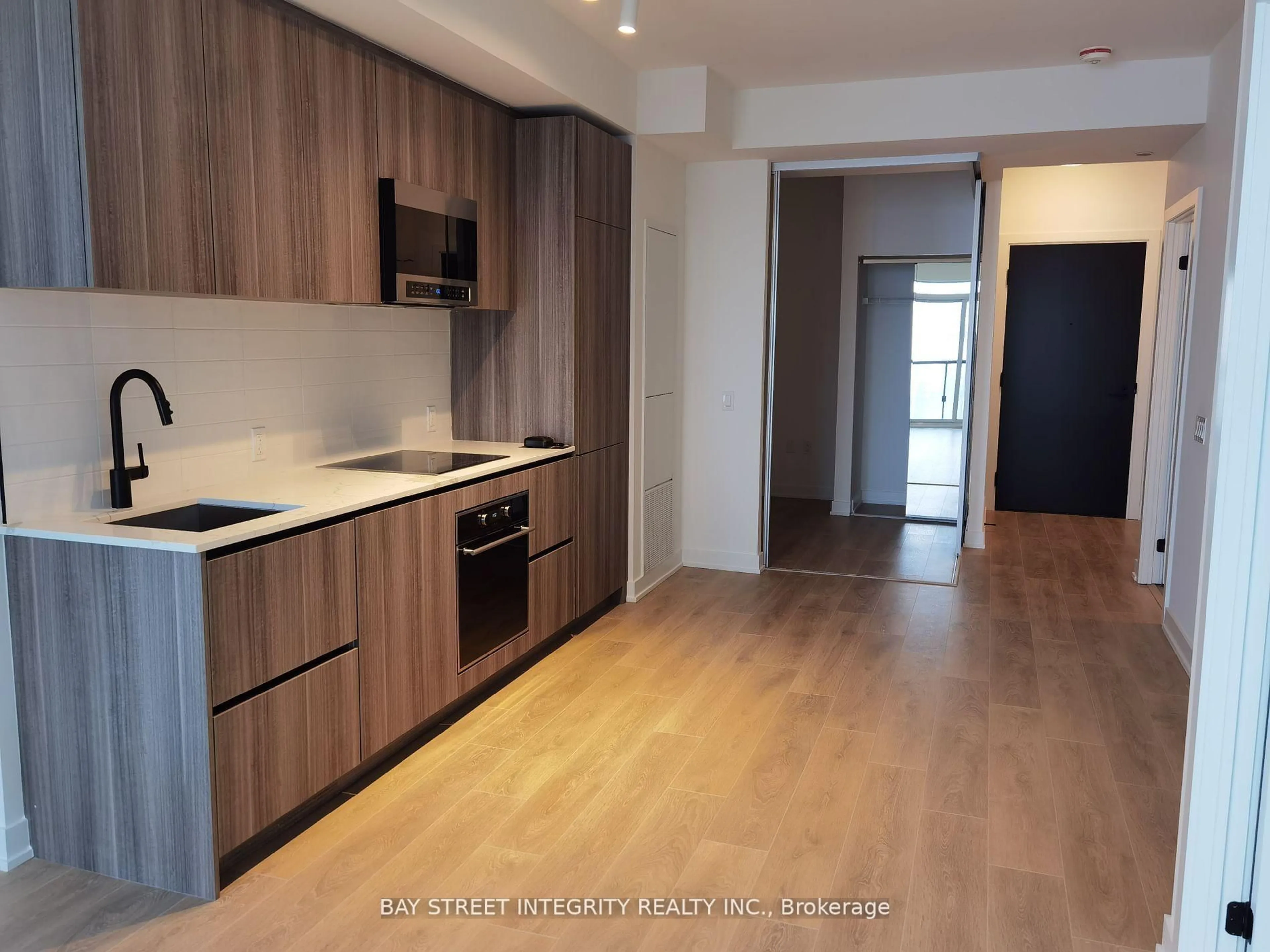 Standard kitchen, wood/laminate floor for 117 Broadway Ave #3005, Toronto Ontario M4P 1V3