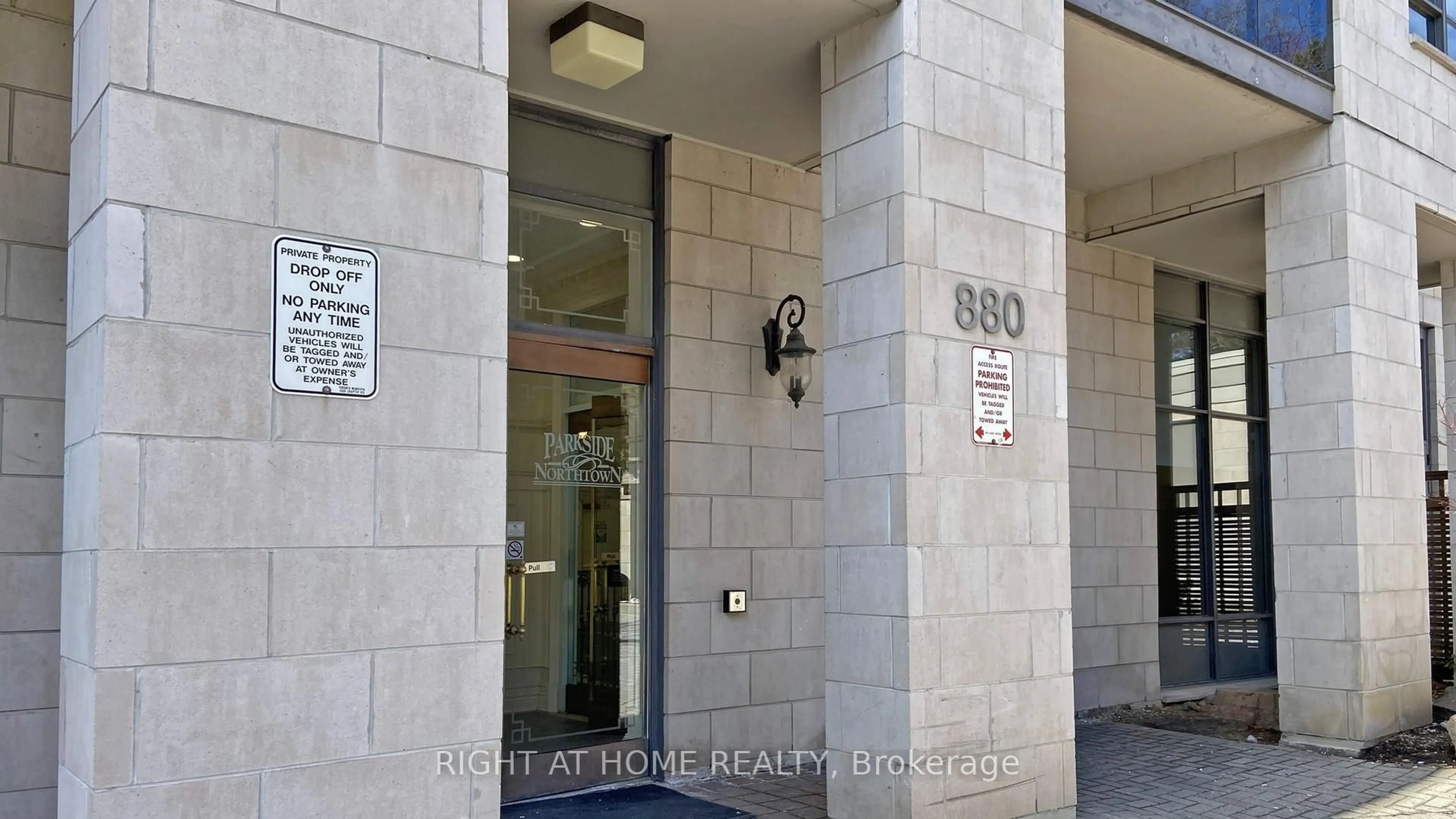 Indoor foyer for 880 Grandview Way #1509, Toronto Ontario M2N 7B2