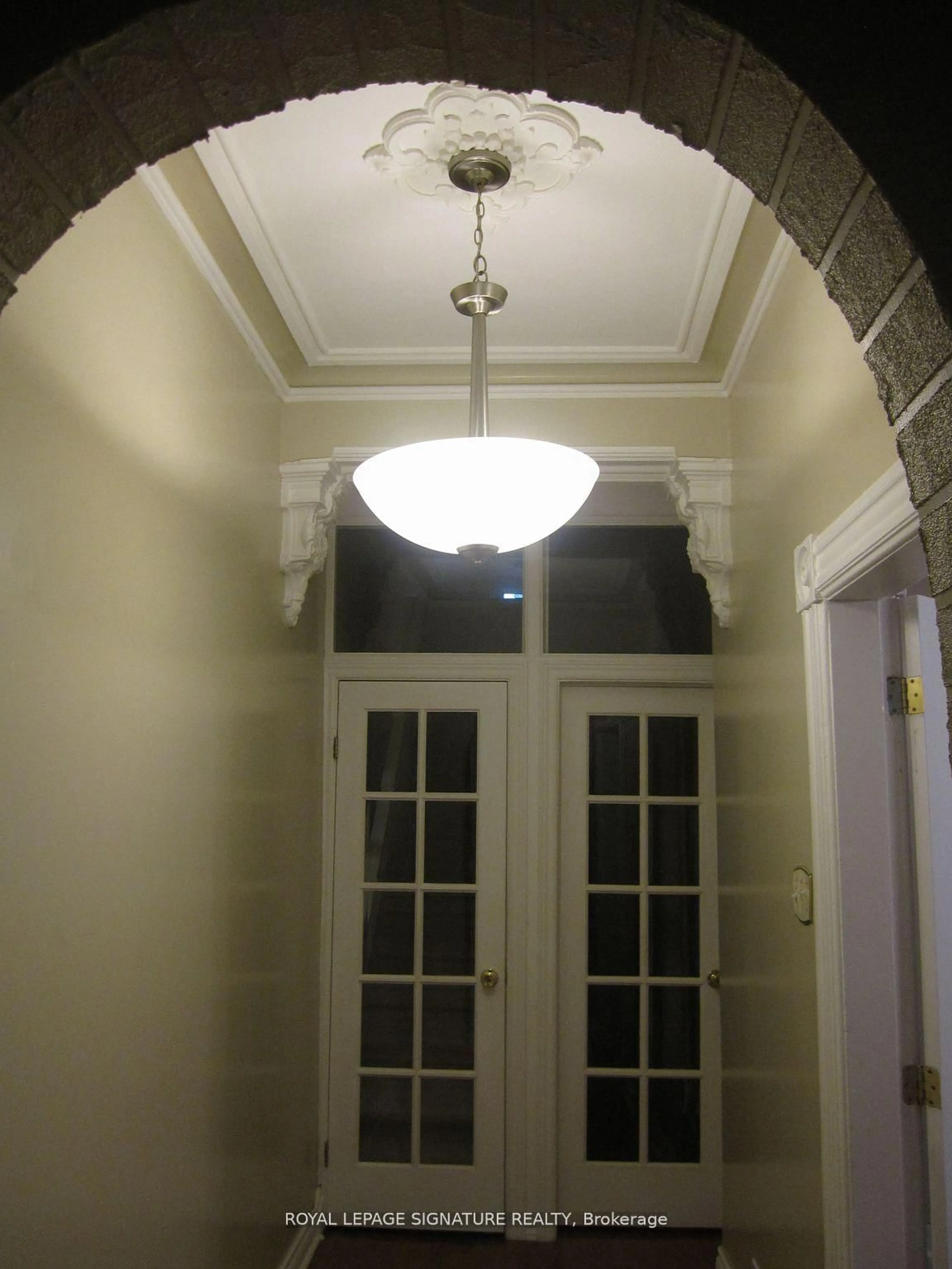 Indoor foyer for 102 Montrose Ave, Toronto Ontario M6J 2T7