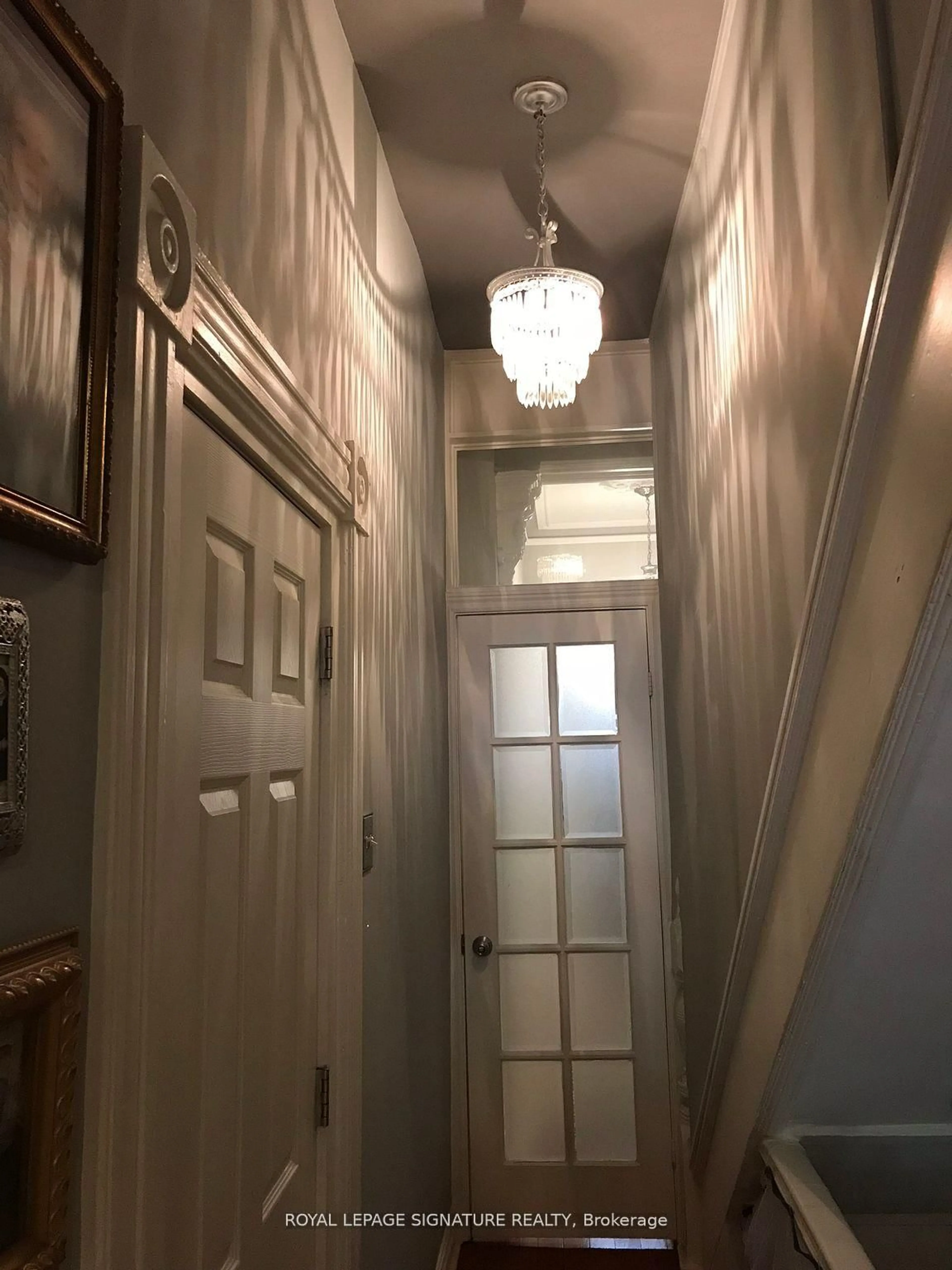 Indoor foyer for 102 Montrose Ave, Toronto Ontario M6J 2T7