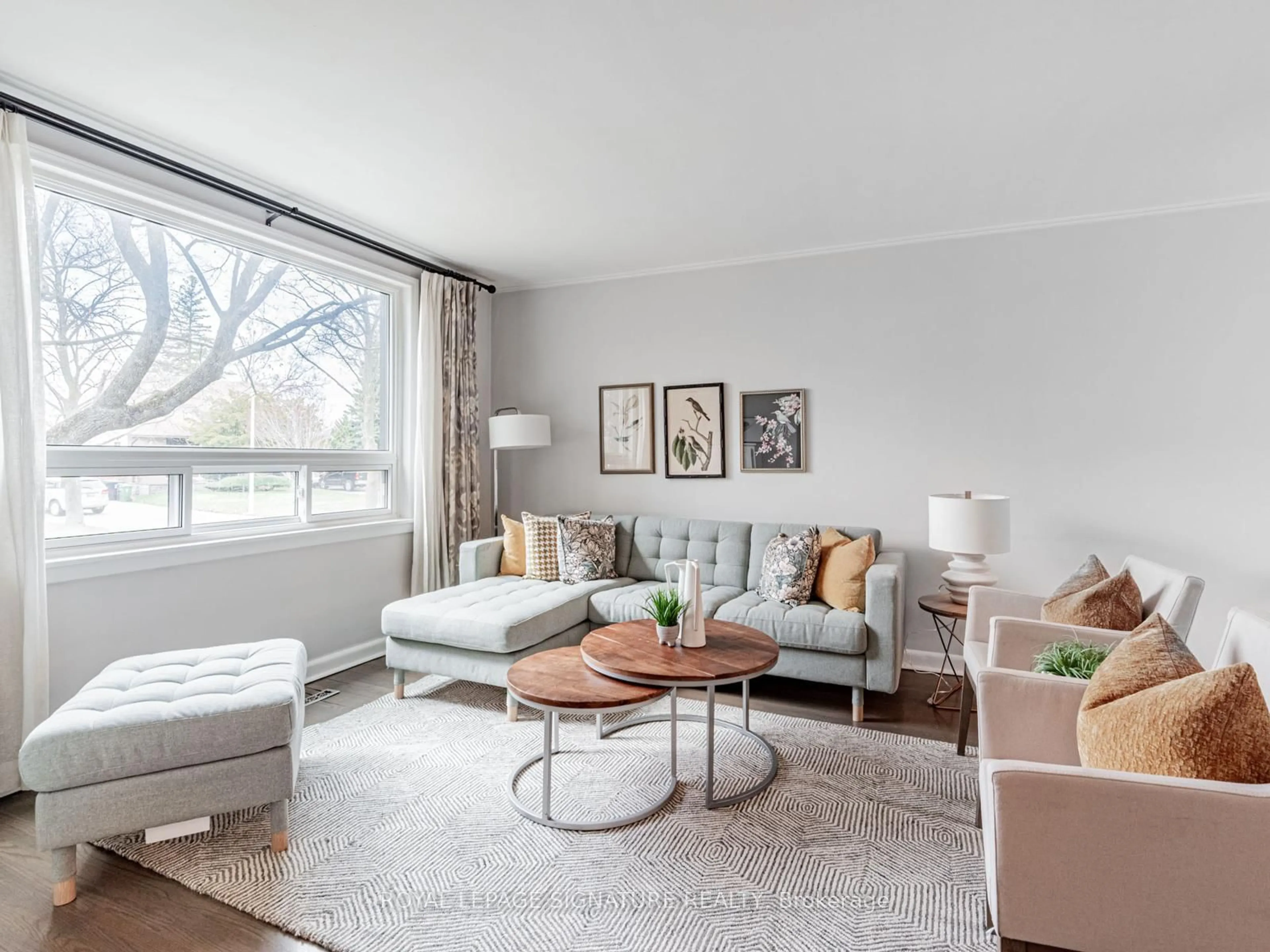 Living room with furniture, unknown for 91 Southill Dr, Toronto Ontario M3C 2H9