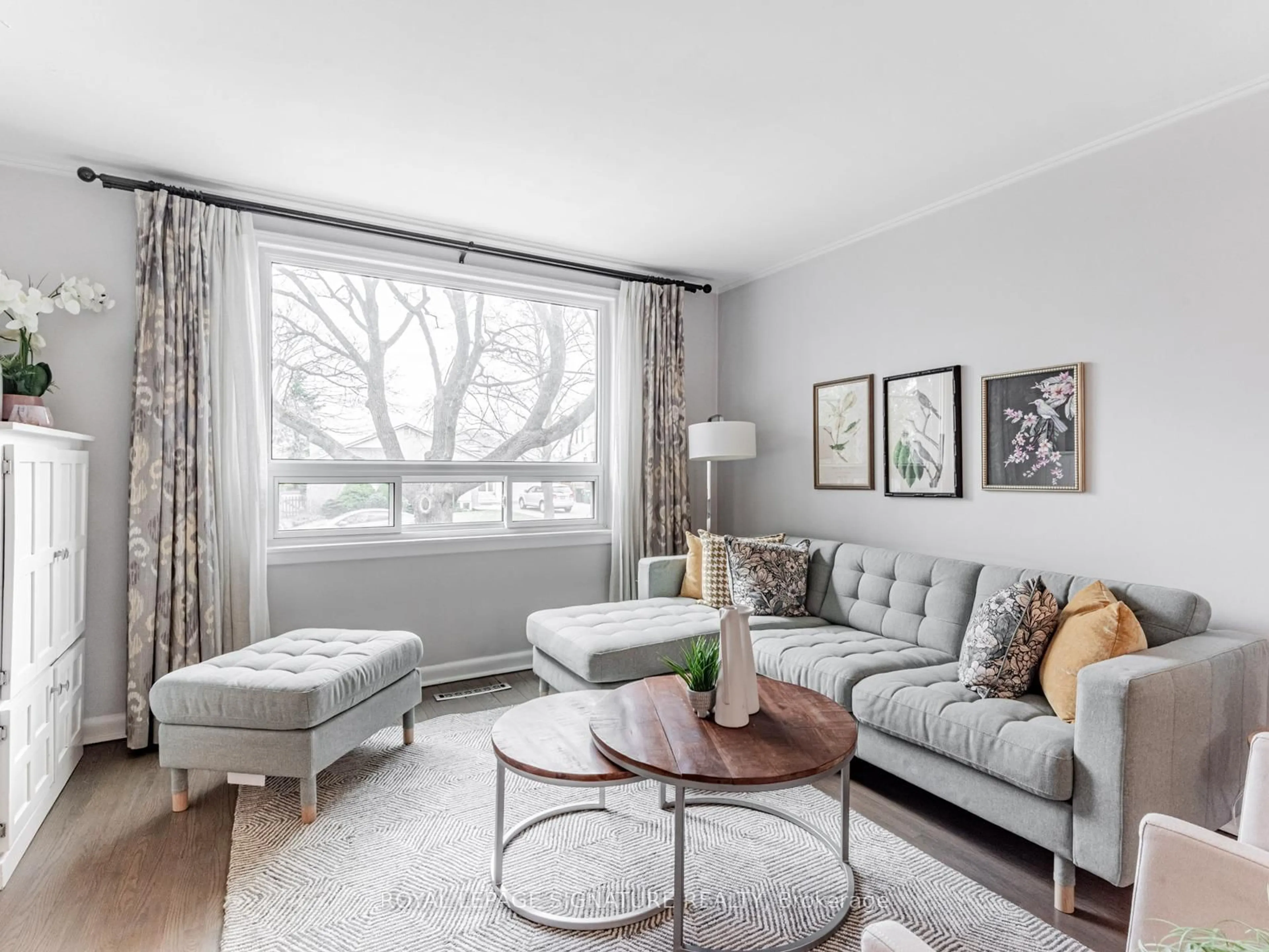 Living room with furniture, wood/laminate floor for 91 Southill Dr, Toronto Ontario M3C 2H9