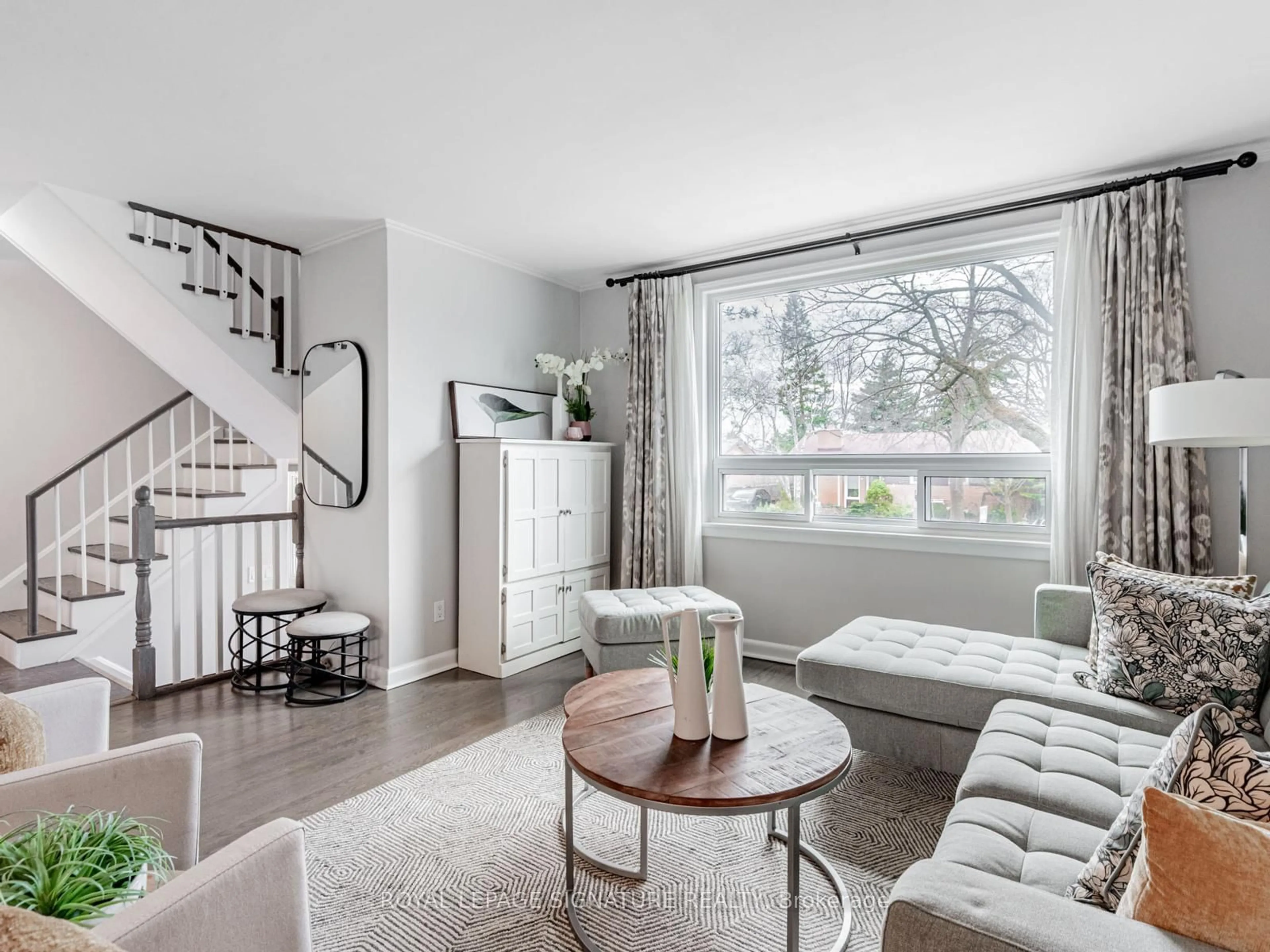 Living room with furniture, unknown for 91 Southill Dr, Toronto Ontario M3C 2H9