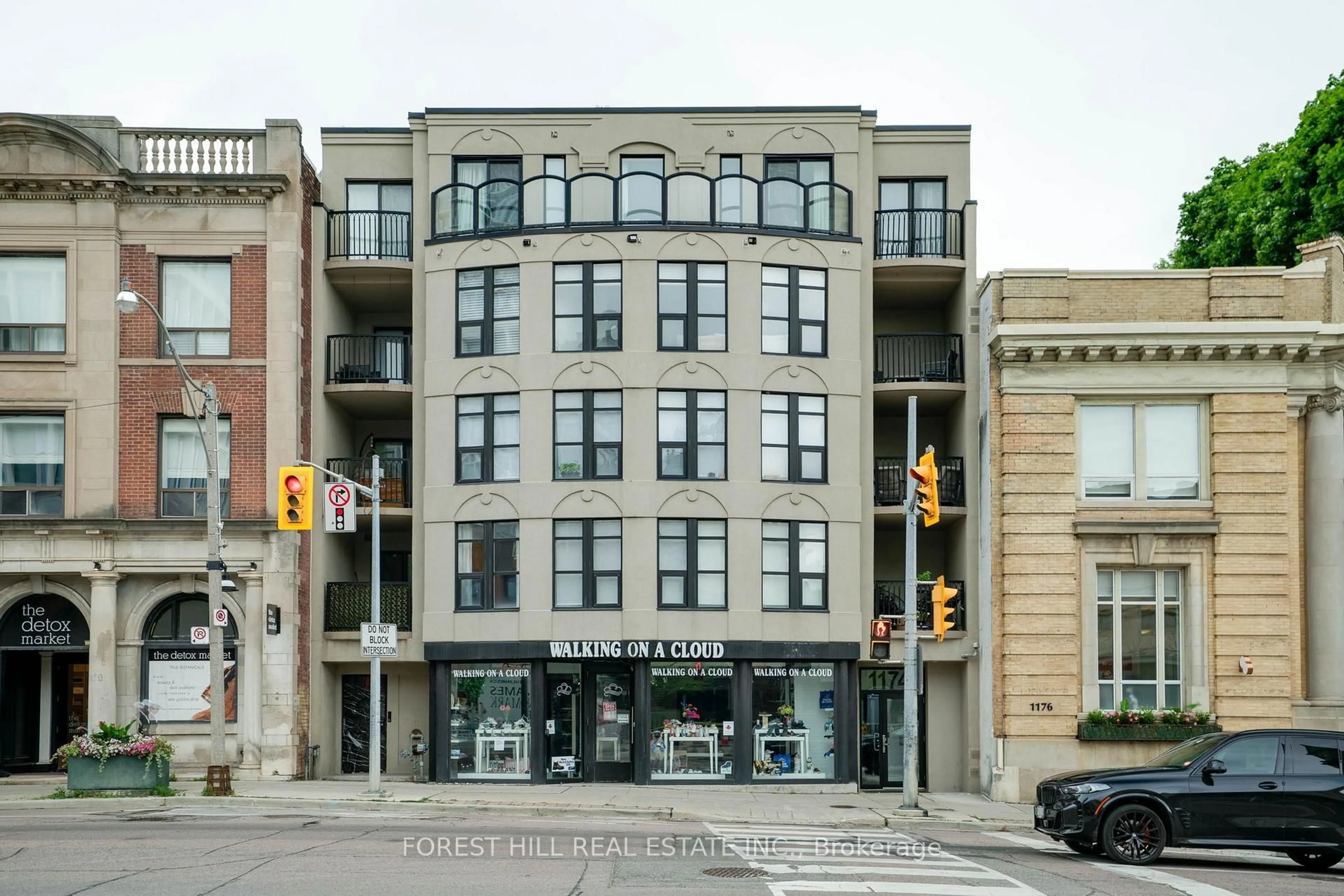 Indoor foyer for 1174 Yonge St #203, Toronto Ontario M4W 2L9