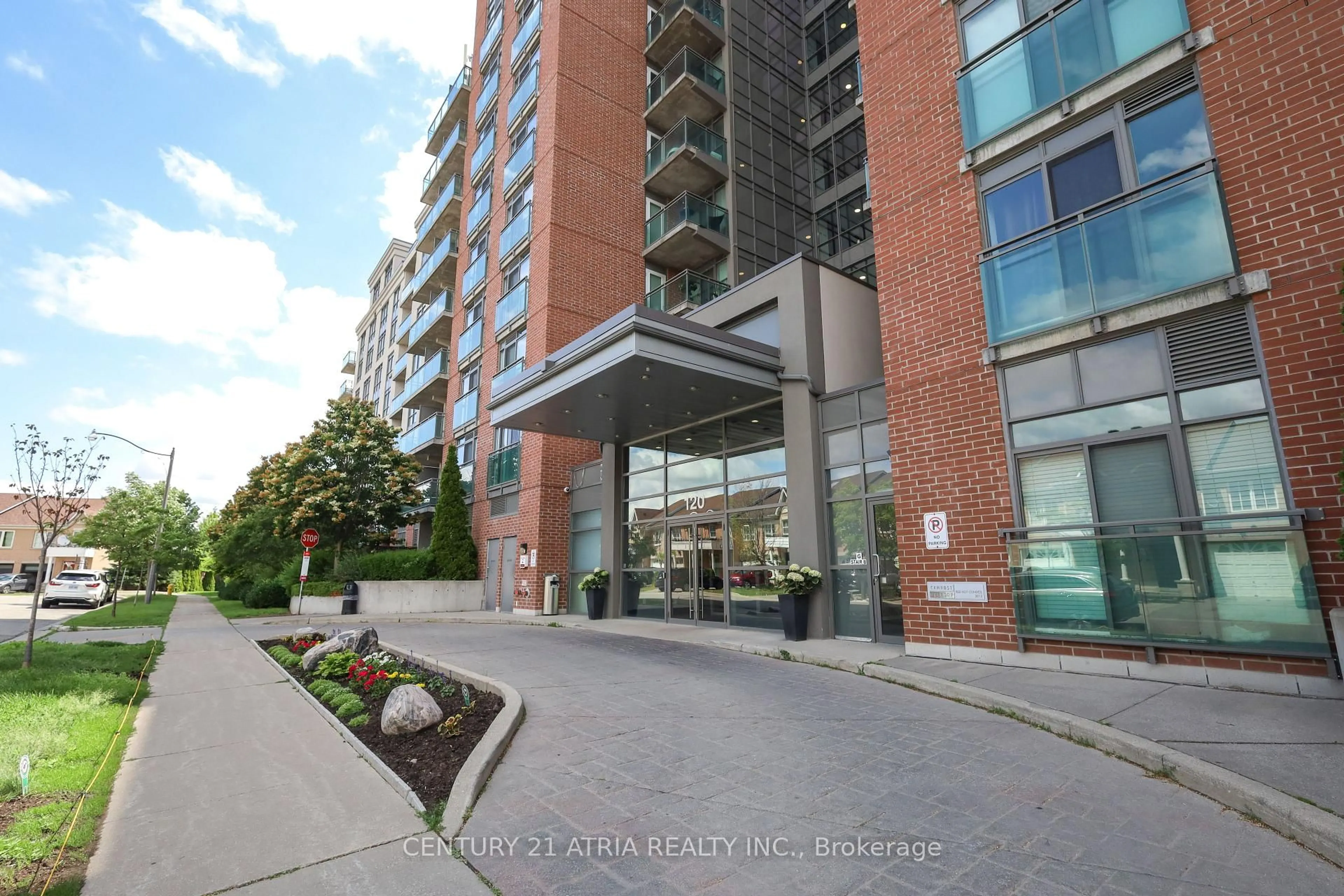 Indoor foyer for 120 Dallimore Circ #513, Toronto Ontario M3C 4J1