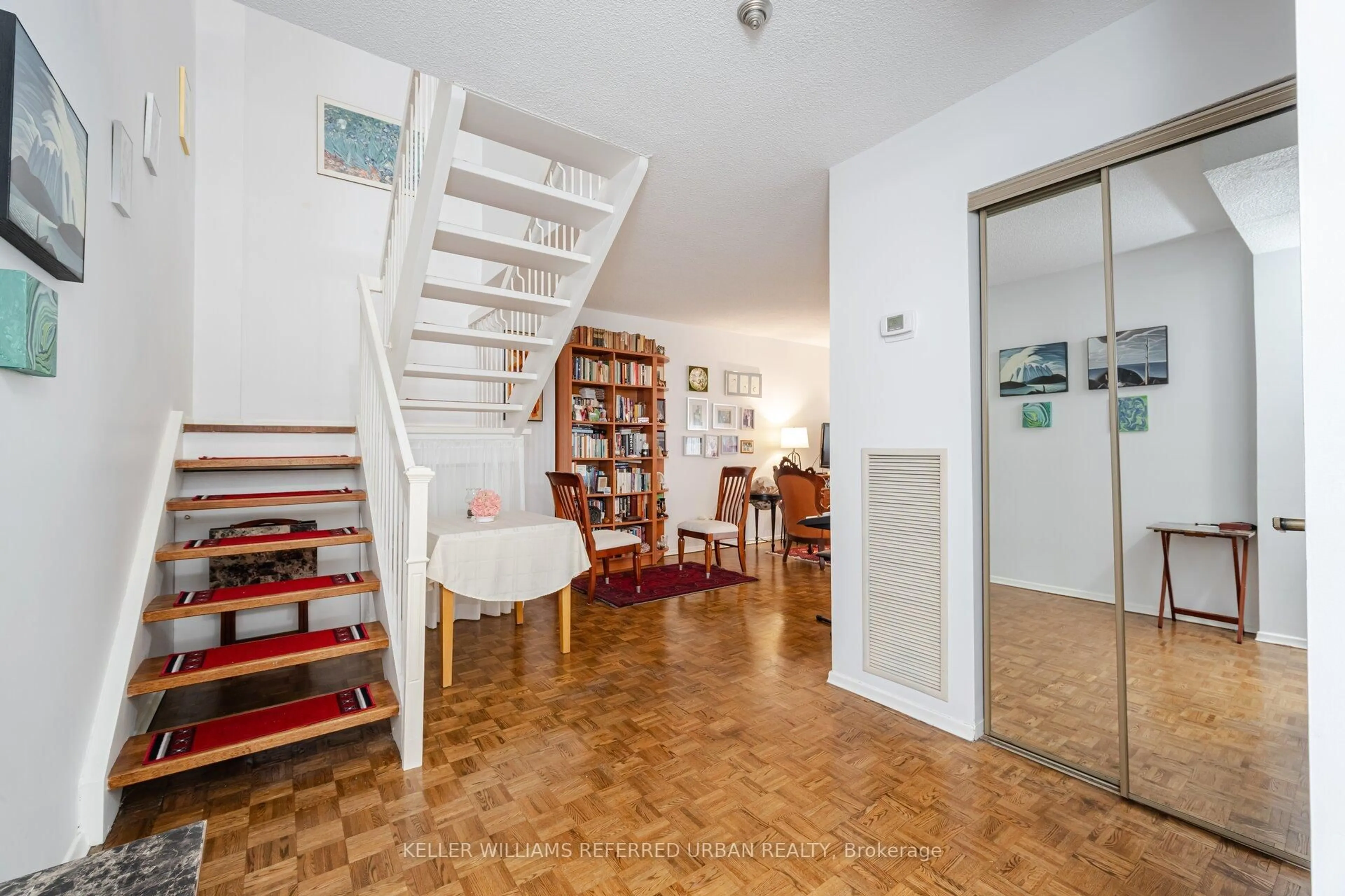 Indoor foyer for 30 Glen Elm Ave #109/209, Toronto Ontario M4T 1T7
