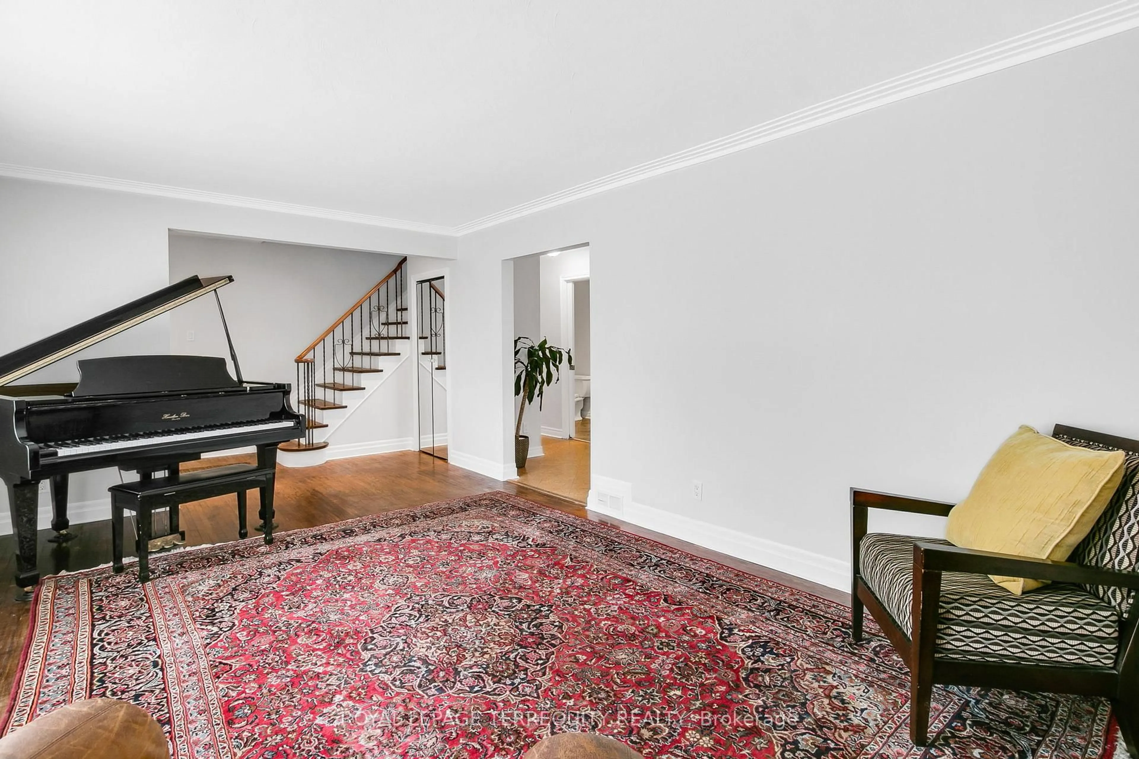 Indoor foyer for 11 Urbandale Ave, Toronto Ontario M2M 2G9