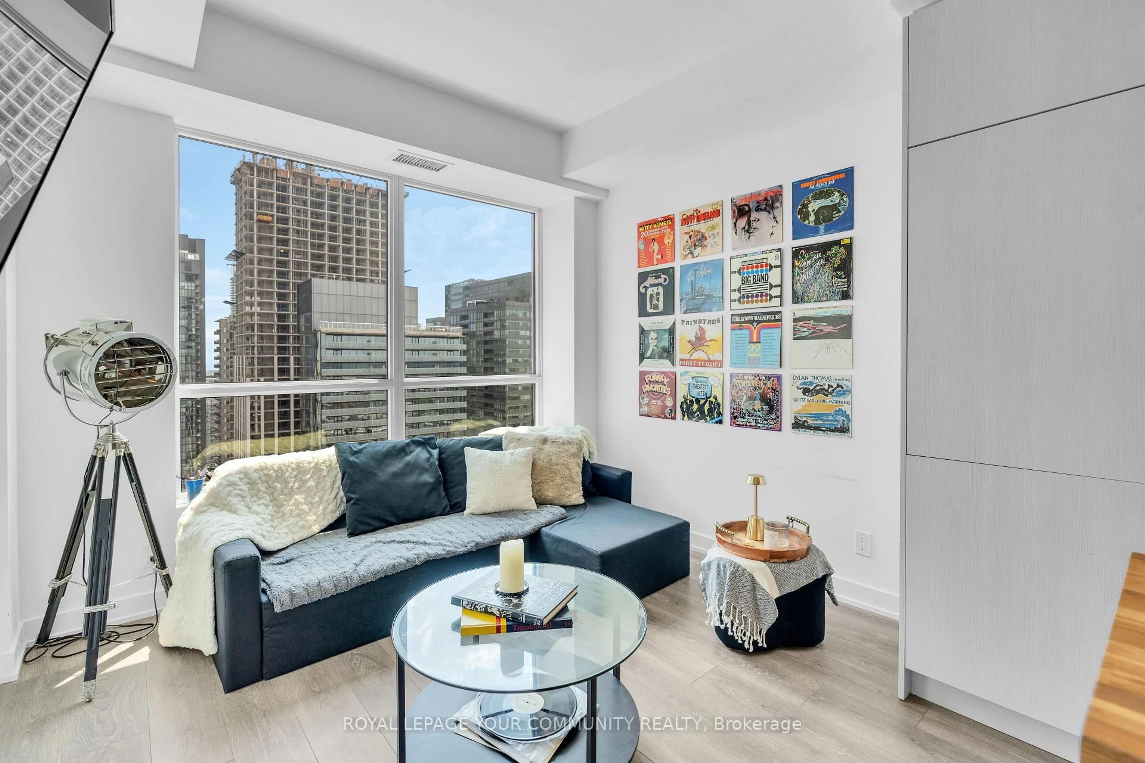 Living room with furniture, unknown for 108 Peter St #3307, Toronto Ontario M5V 0W2