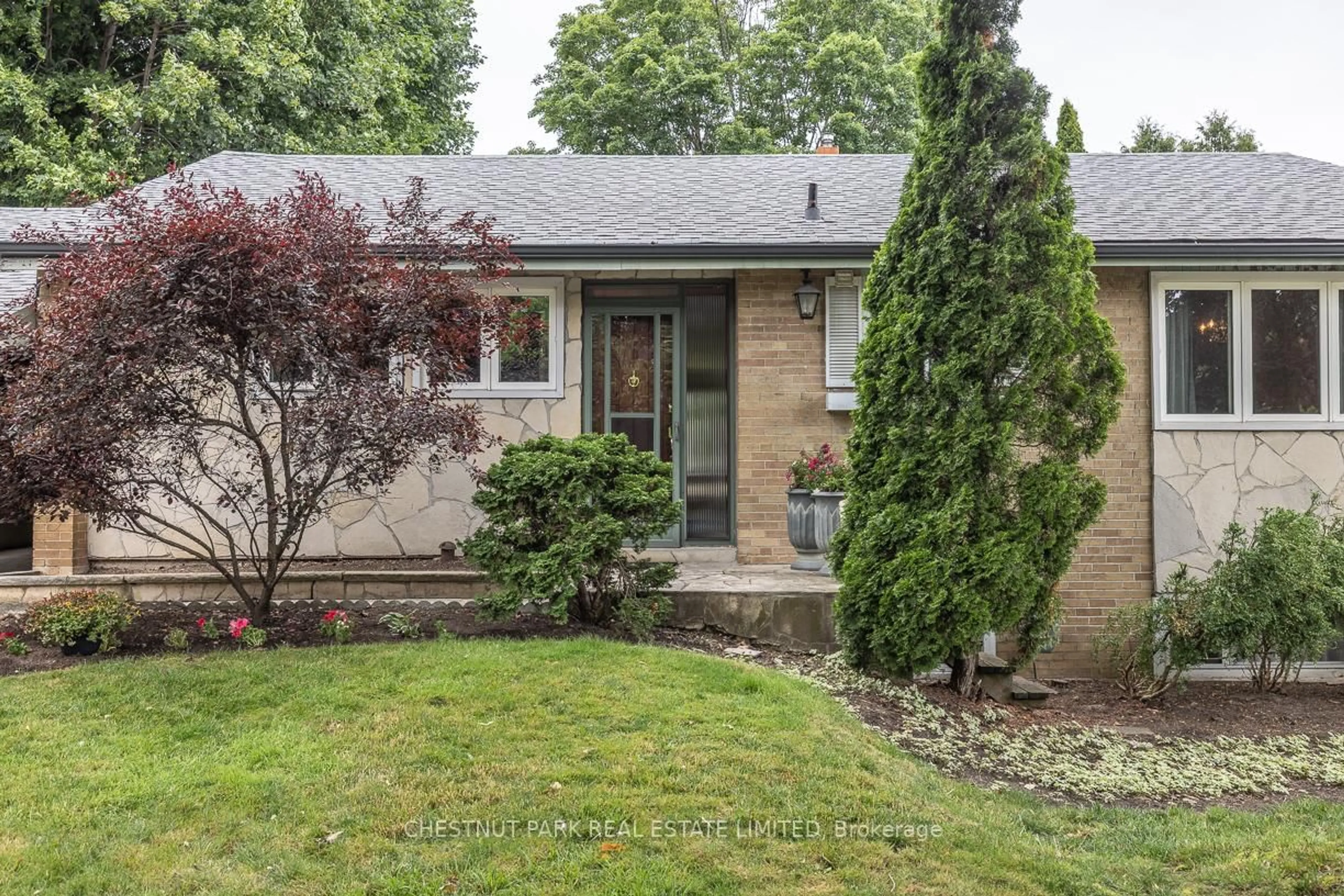 Patio, street for 32 Chipping Rd, Toronto Ontario M3B 1L1