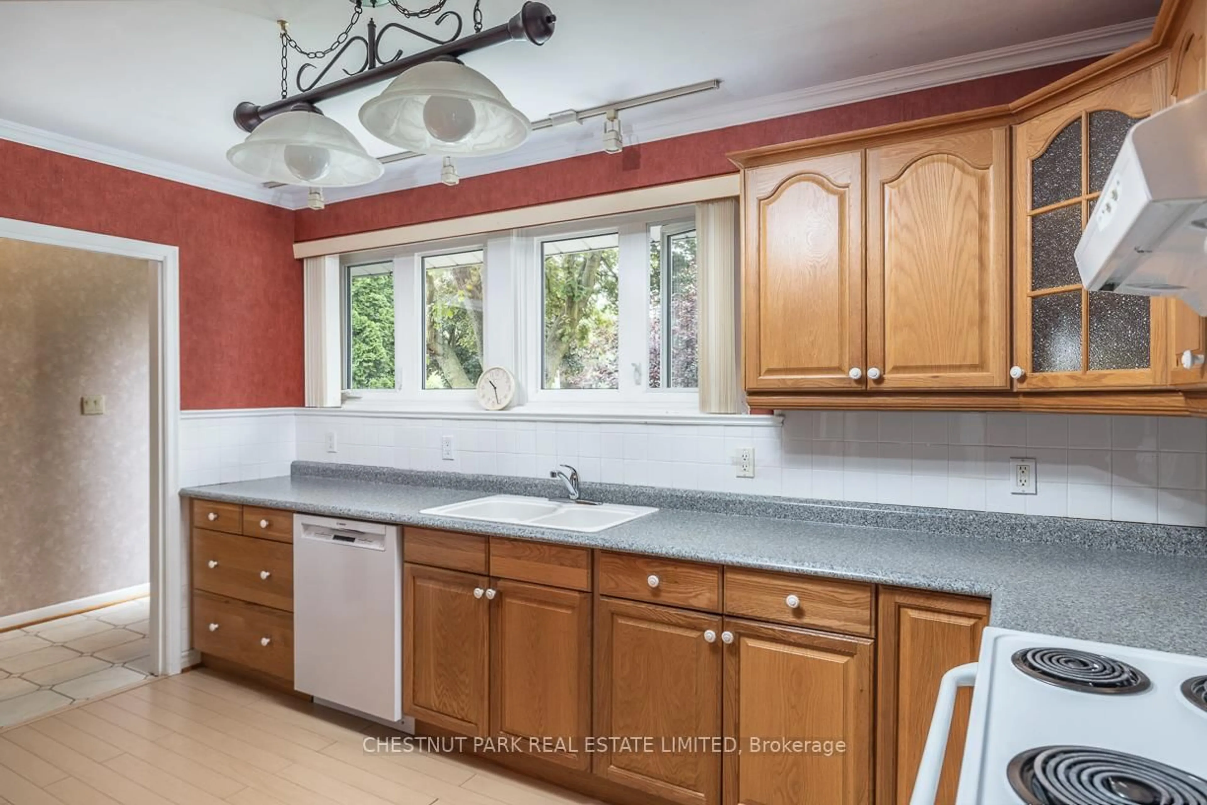 Standard kitchen, ceramic/tile floor for 32 Chipping Rd, Toronto Ontario M3B 1L1