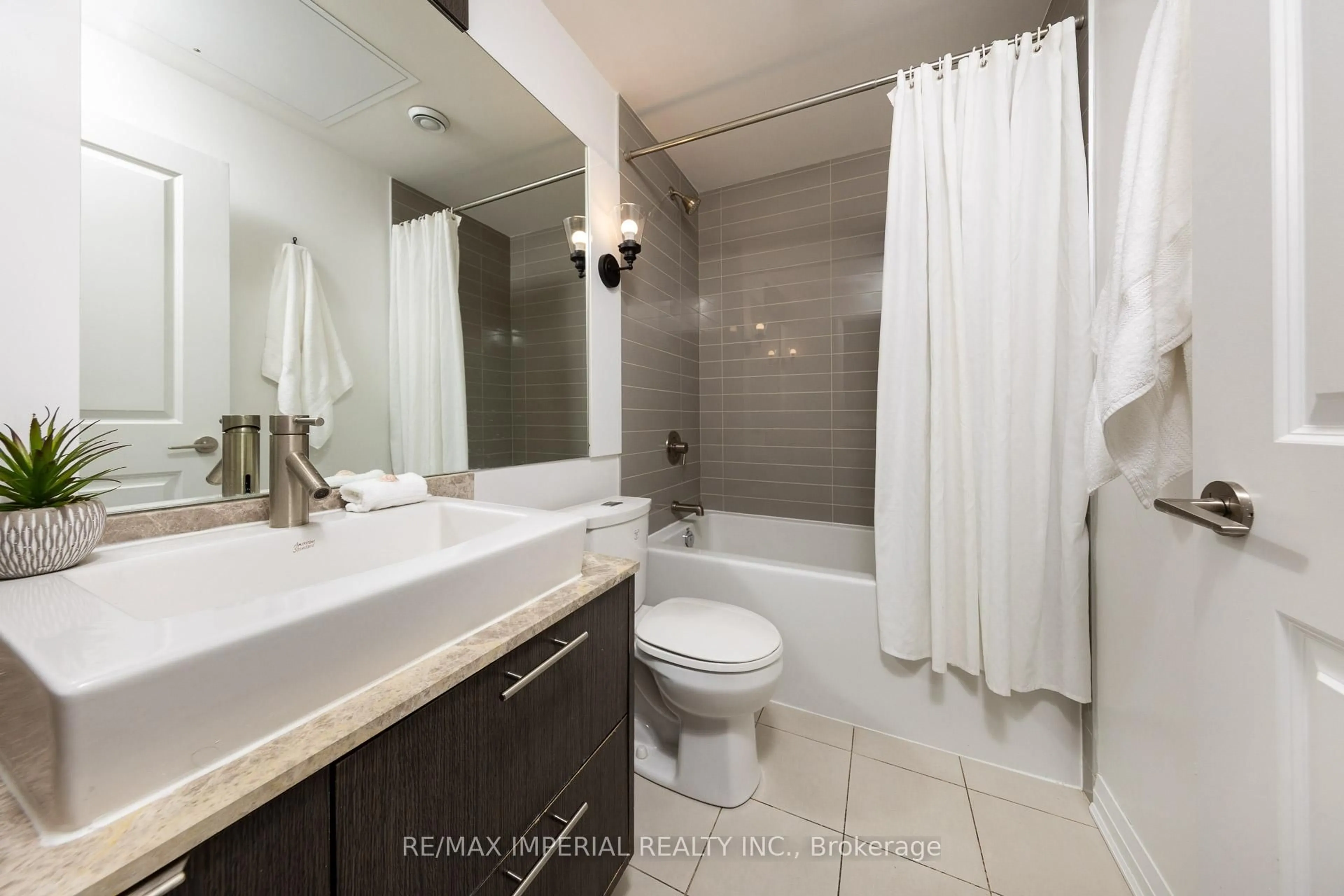 Standard bathroom, ceramic/tile floor for 8 mercer St, Toronto Ontario M5V 0C4