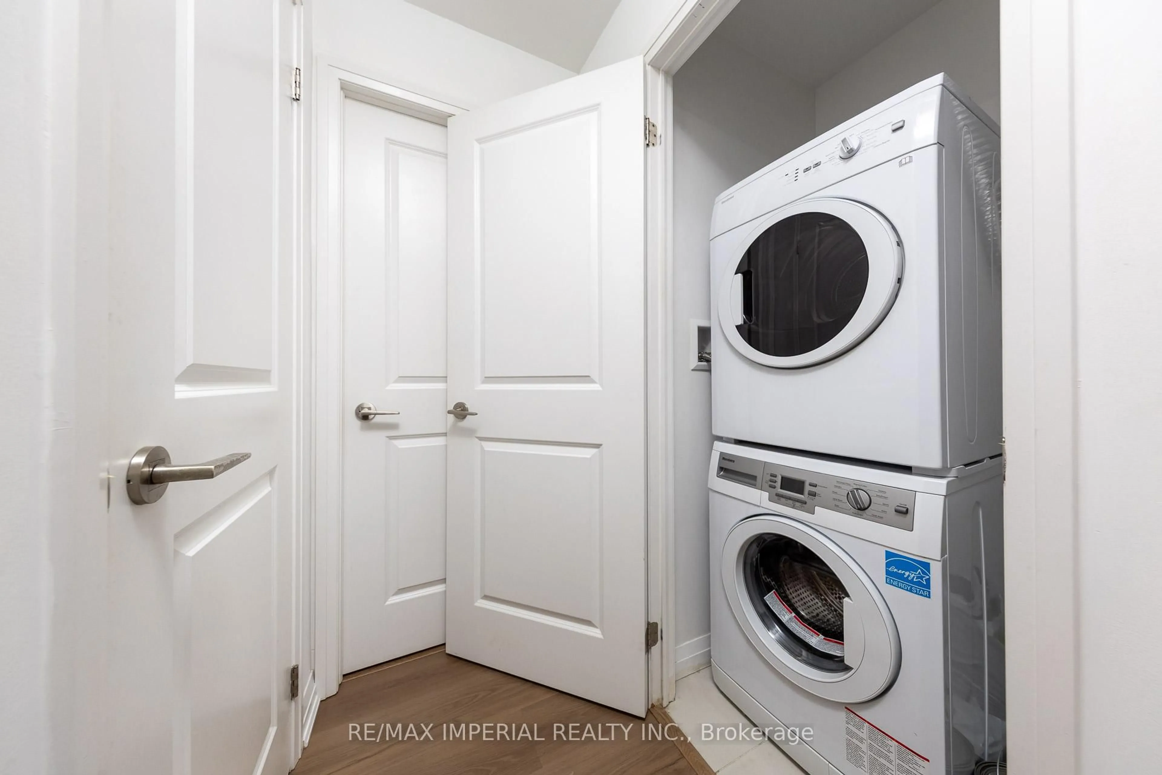 Laundry room for 8 mercer St, Toronto Ontario M5V 0C4