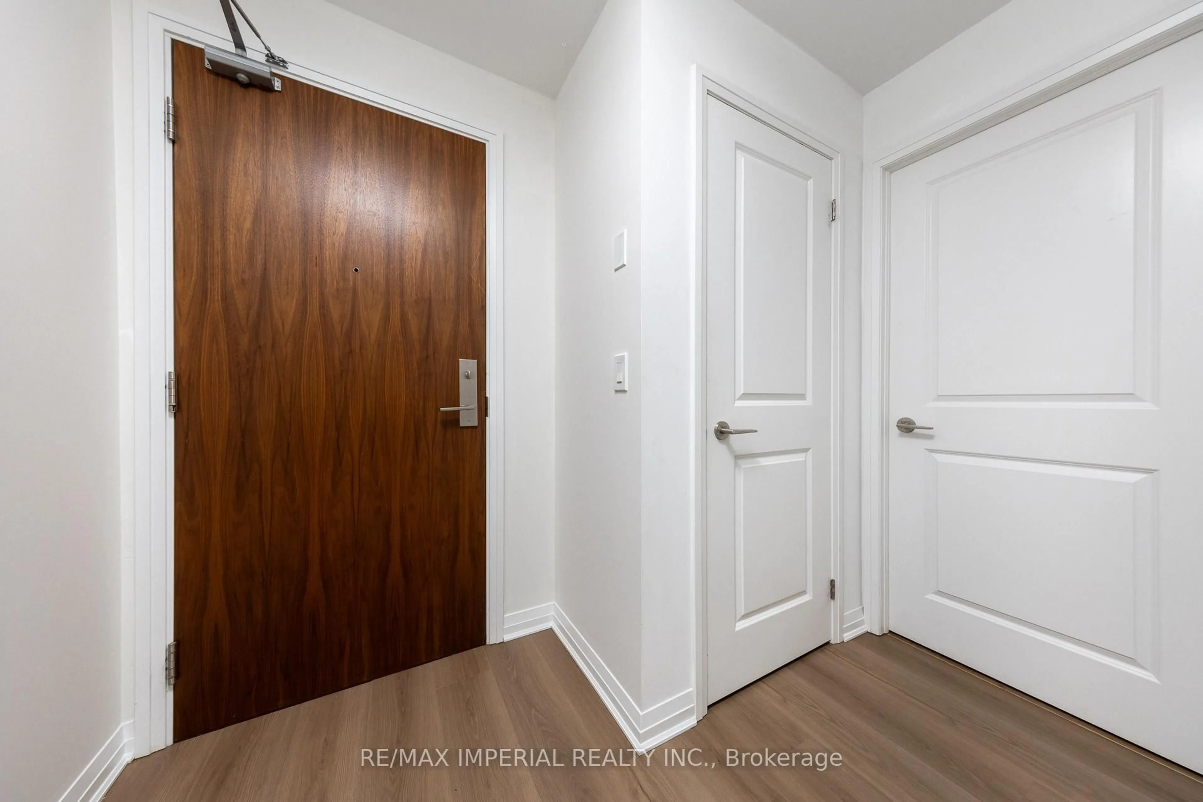 Indoor entryway for 8 mercer St, Toronto Ontario M5V 0C4