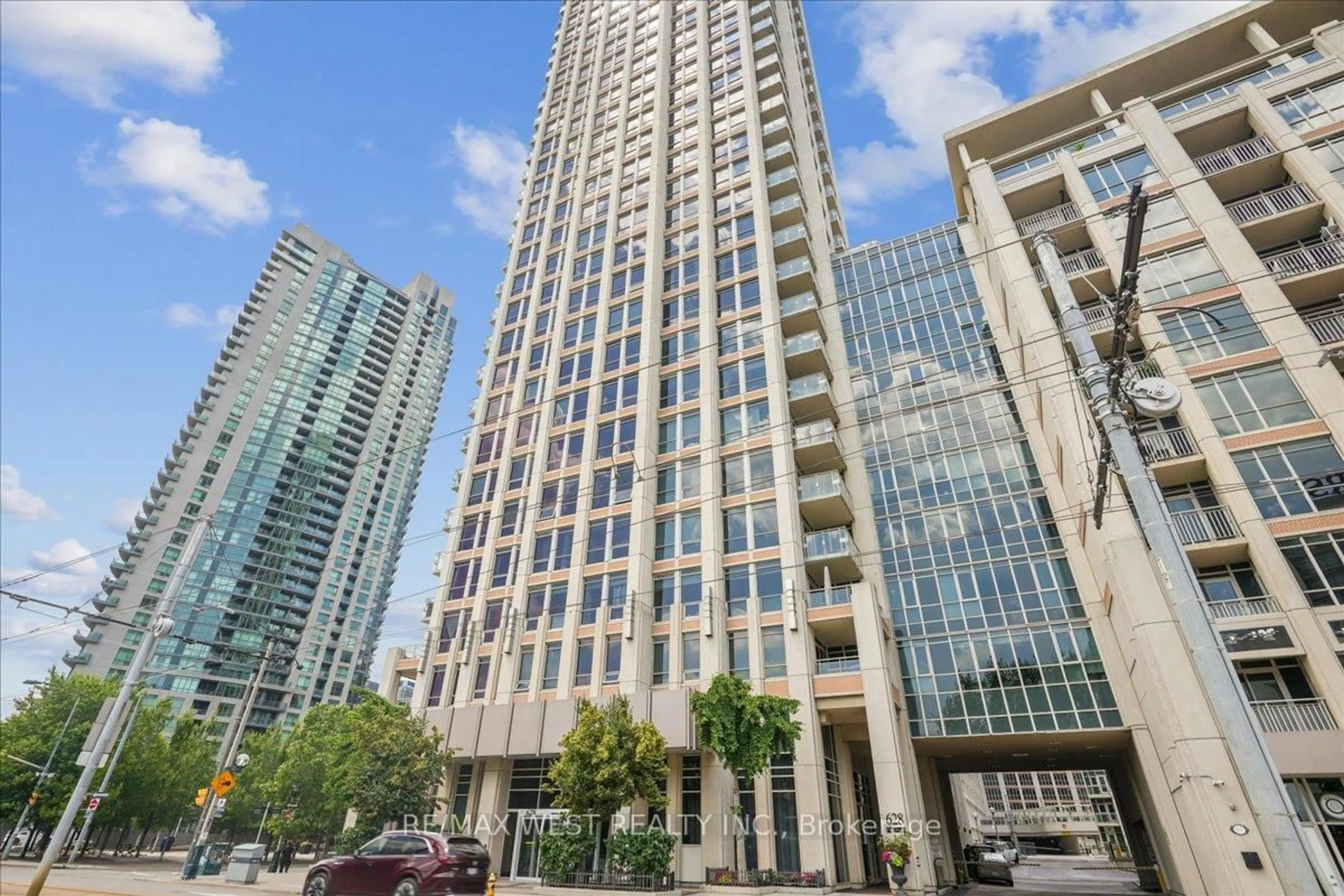 Patio, building for 628 Fleet St #324, Toronto Ontario M5V 1A8