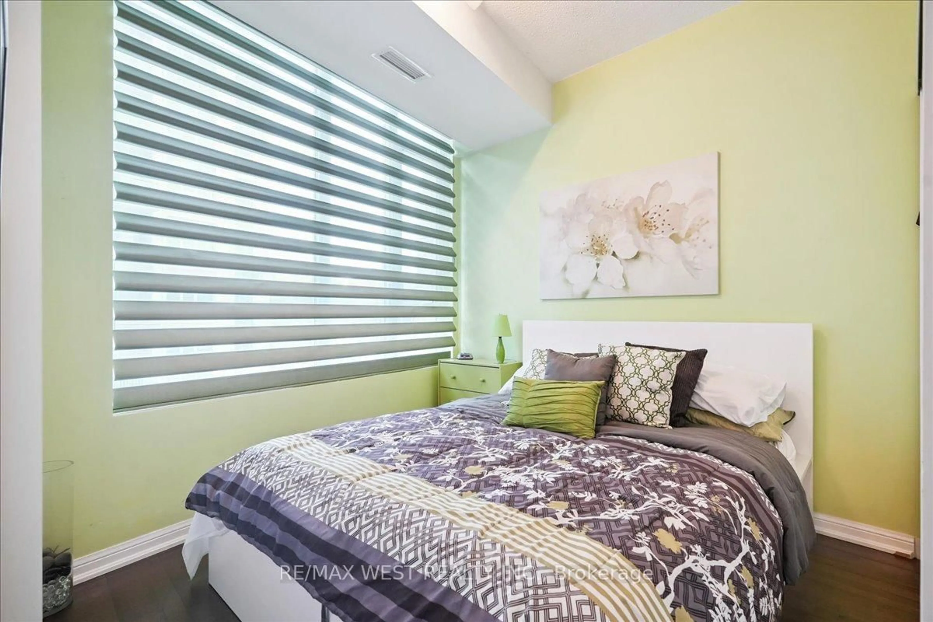 Bedroom with bed, wood/laminate floor for 628 Fleet St #324, Toronto Ontario M5V 1A8