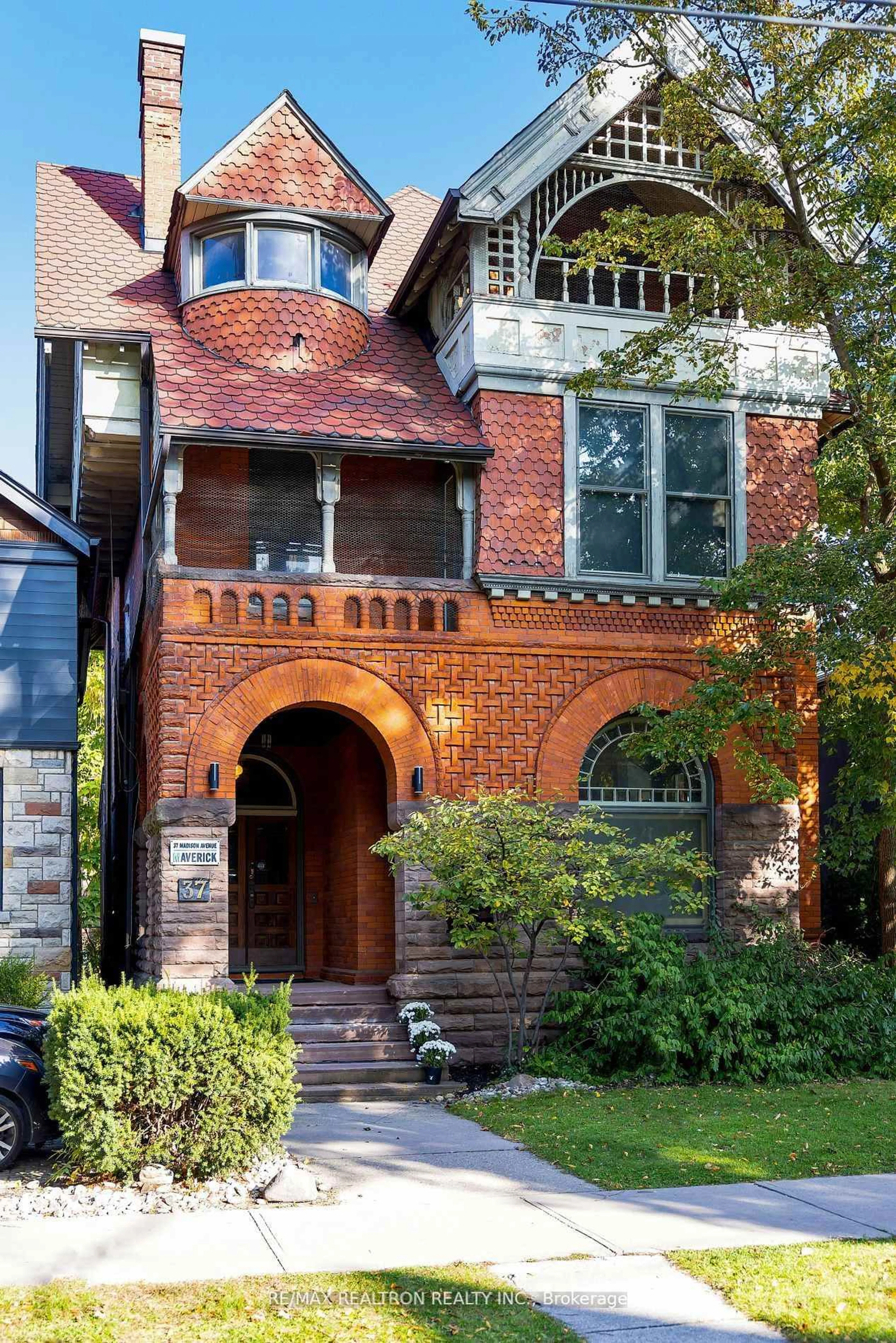 Home with brick exterior material, building for 37 Madison Ave, Toronto Ontario M5R 2S2