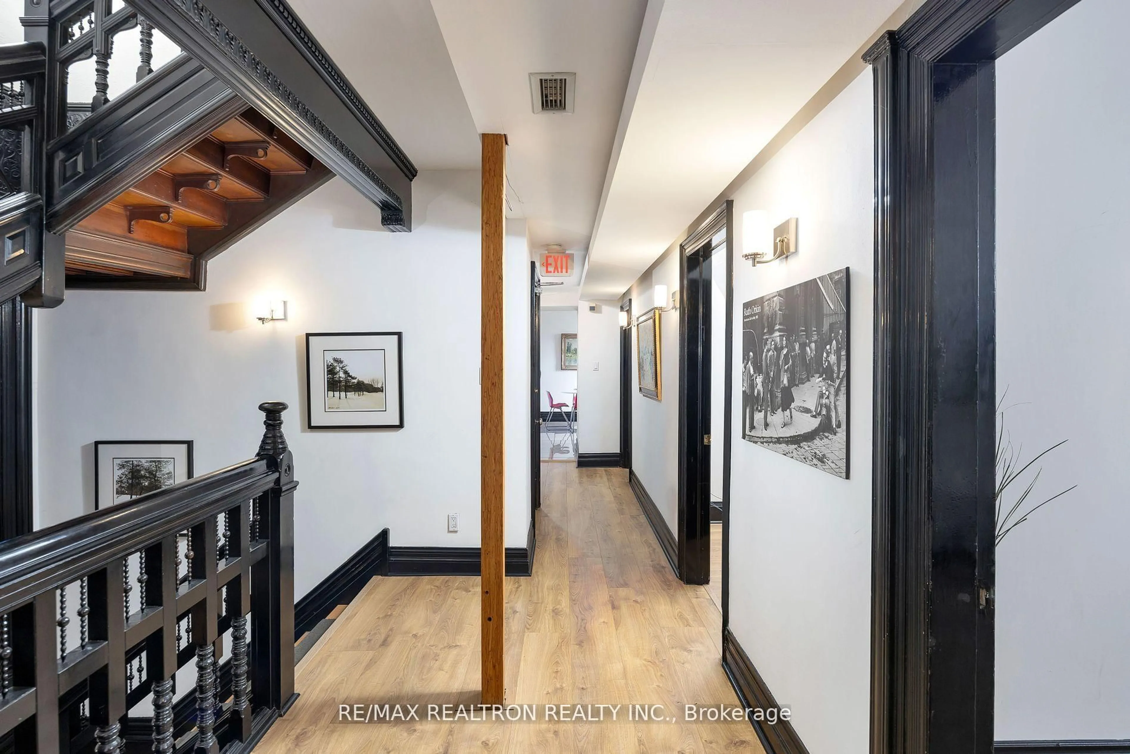 Indoor foyer for 37 Madison Ave, Toronto Ontario M5R 2S2
