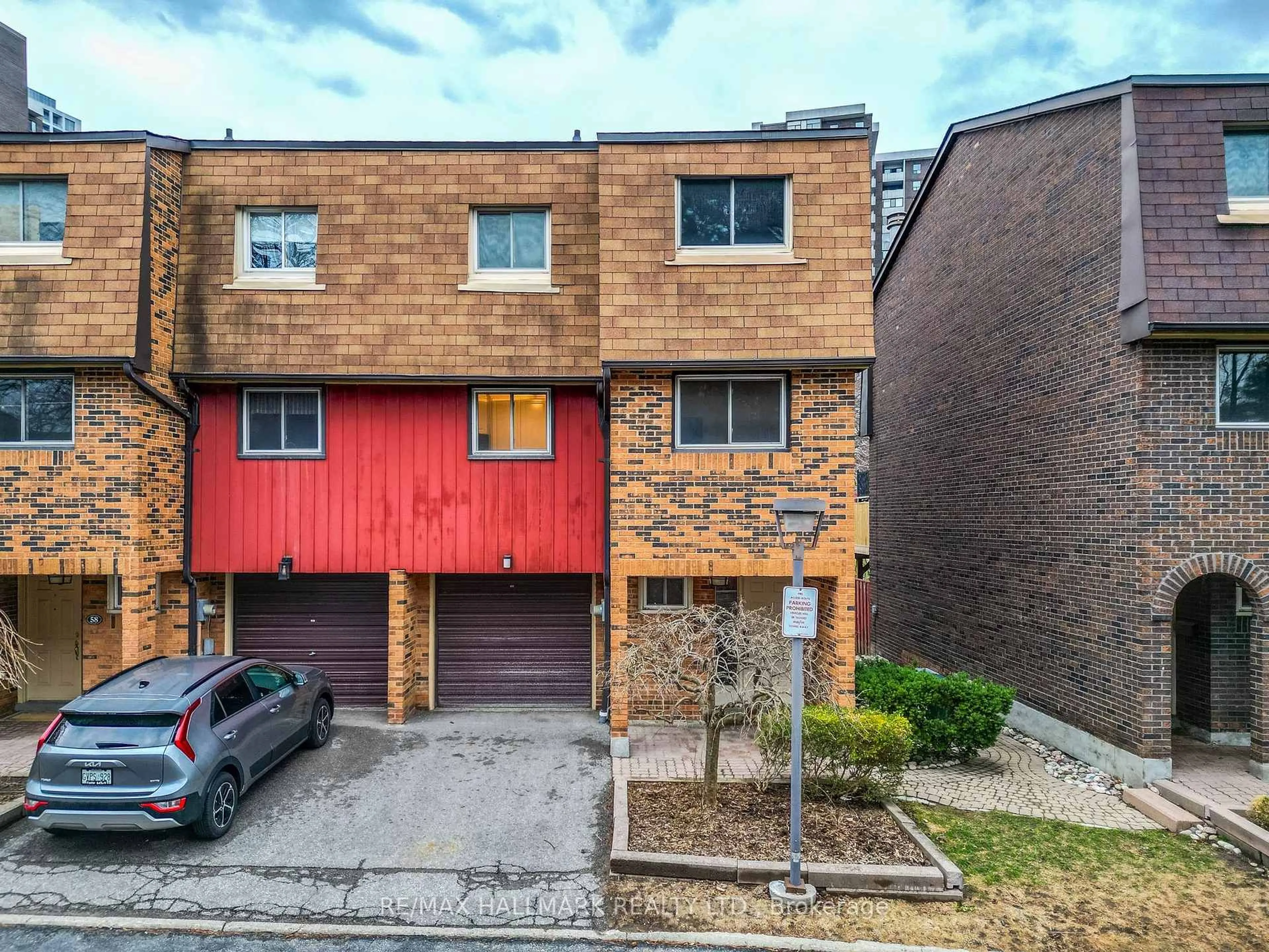 A pic from outside/outdoor area/front of a property/back of a property/a pic from drone, street for 60 Bards Walkway, Toronto Ontario M2J 4T9