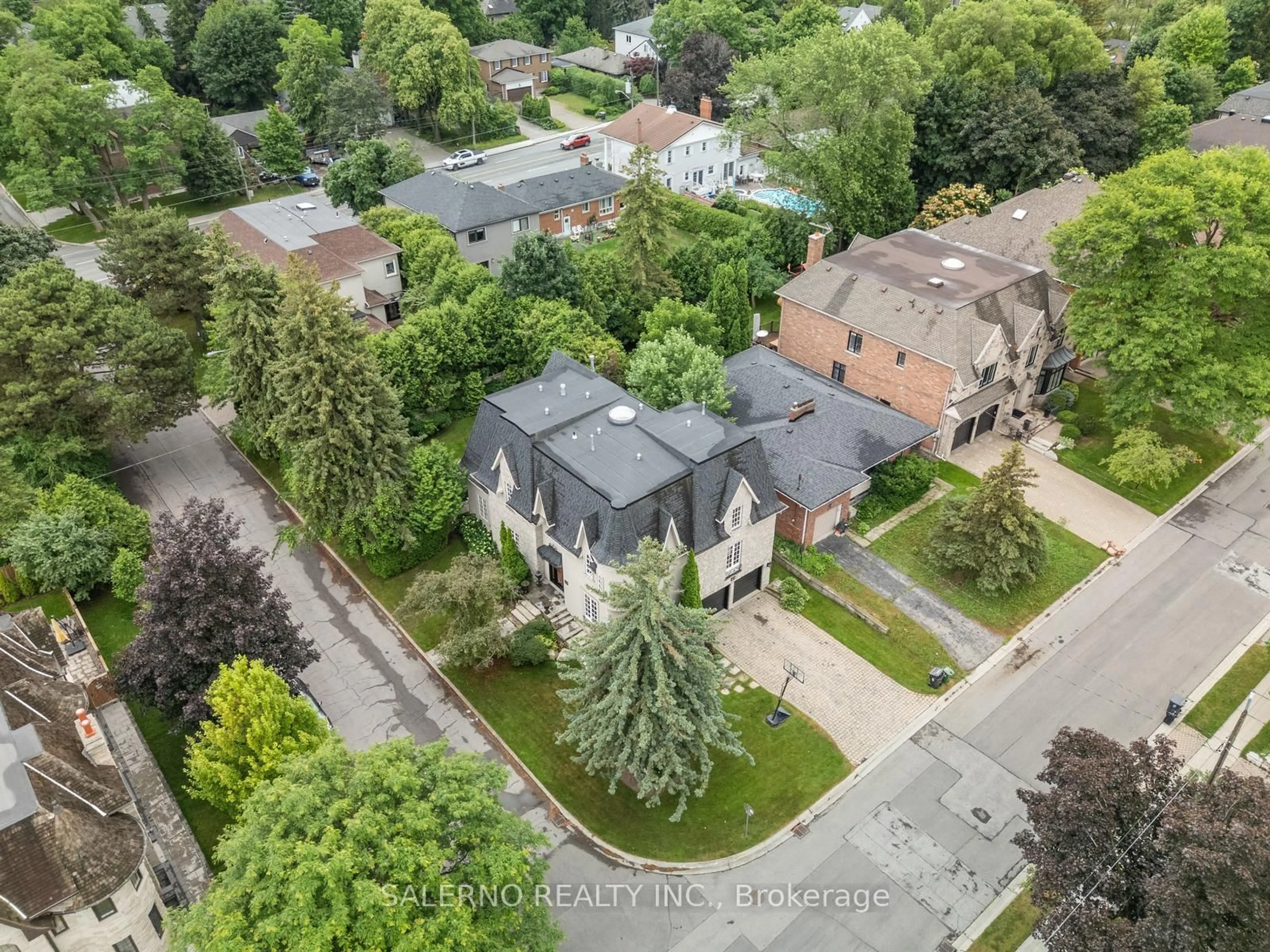 A pic from outside/outdoor area/front of a property/back of a property/a pic from drone, street for 69 Munro Blvd, Toronto Ontario M2P 1C3
