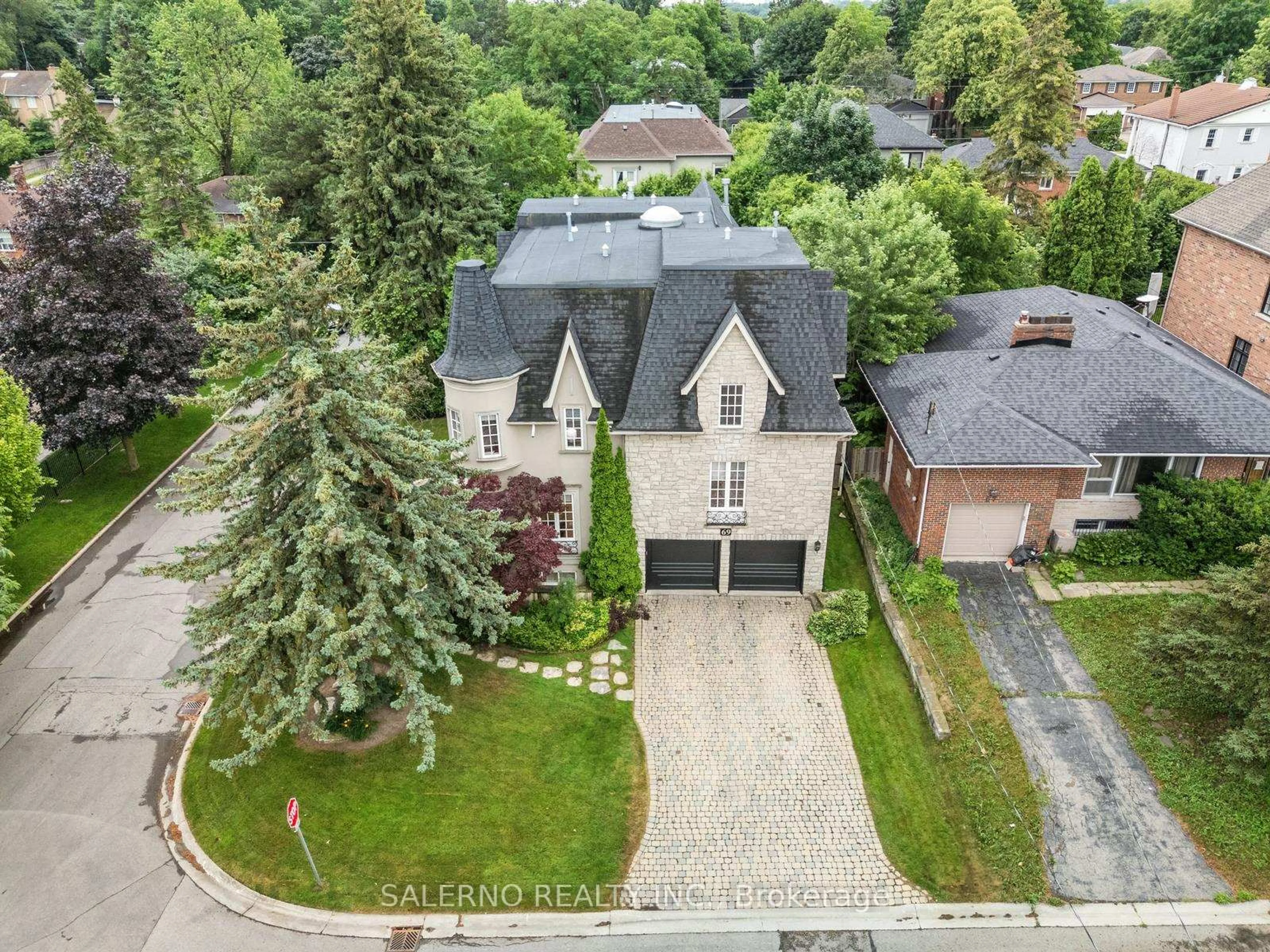 A pic from outside/outdoor area/front of a property/back of a property/a pic from drone, street for 69 Munro Blvd, Toronto Ontario M2P 1C3