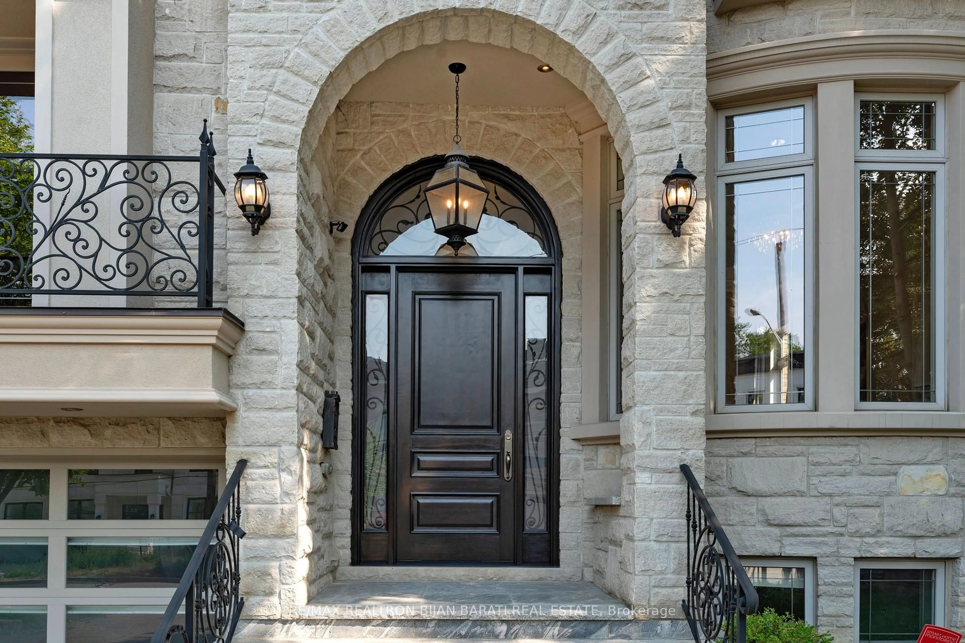 Indoor entryway for 92 Princess Ave, Toronto Ontario M2N 3R6