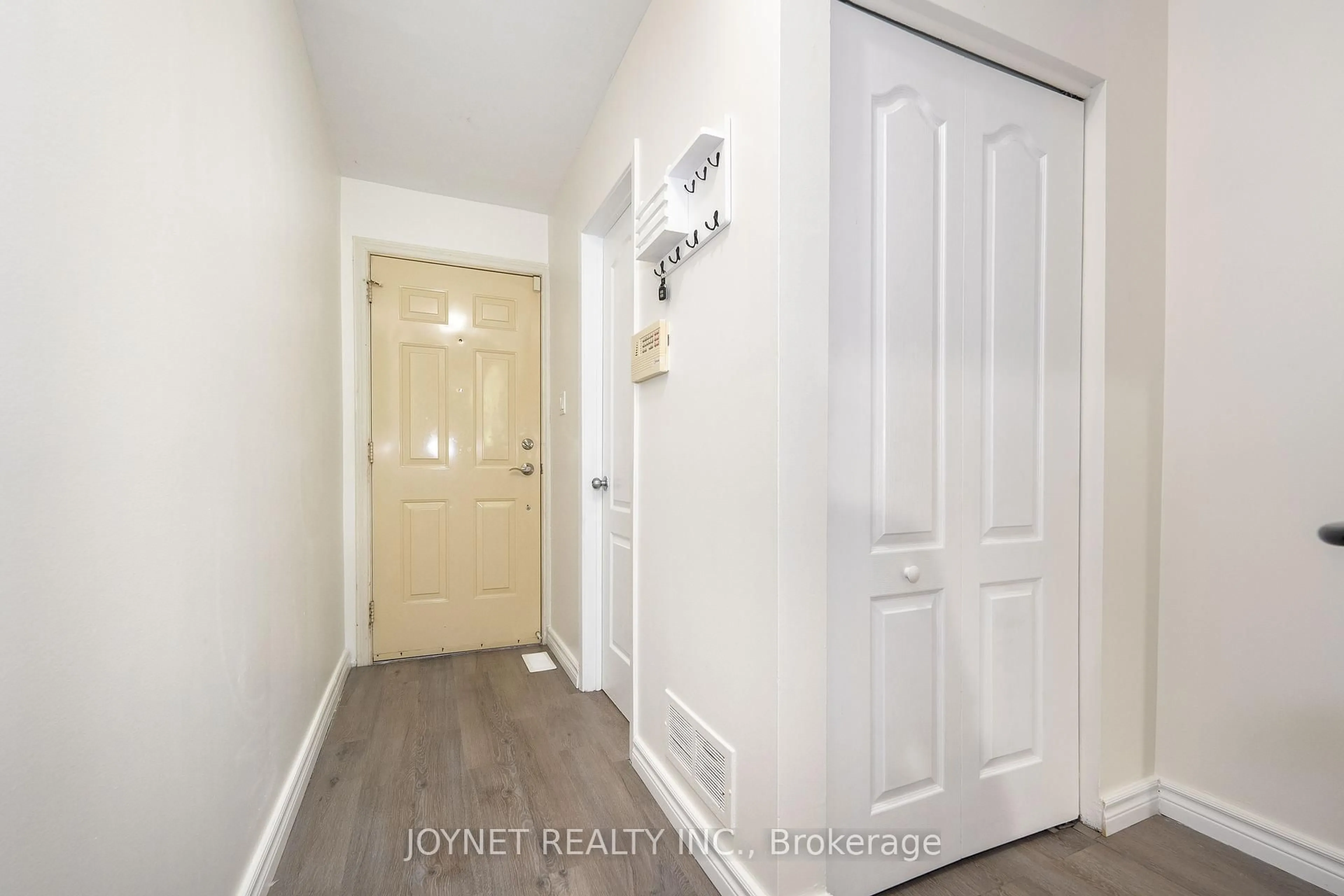 Indoor entryway for 24 Wild Briarway, Toronto Ontario M2J 2L2