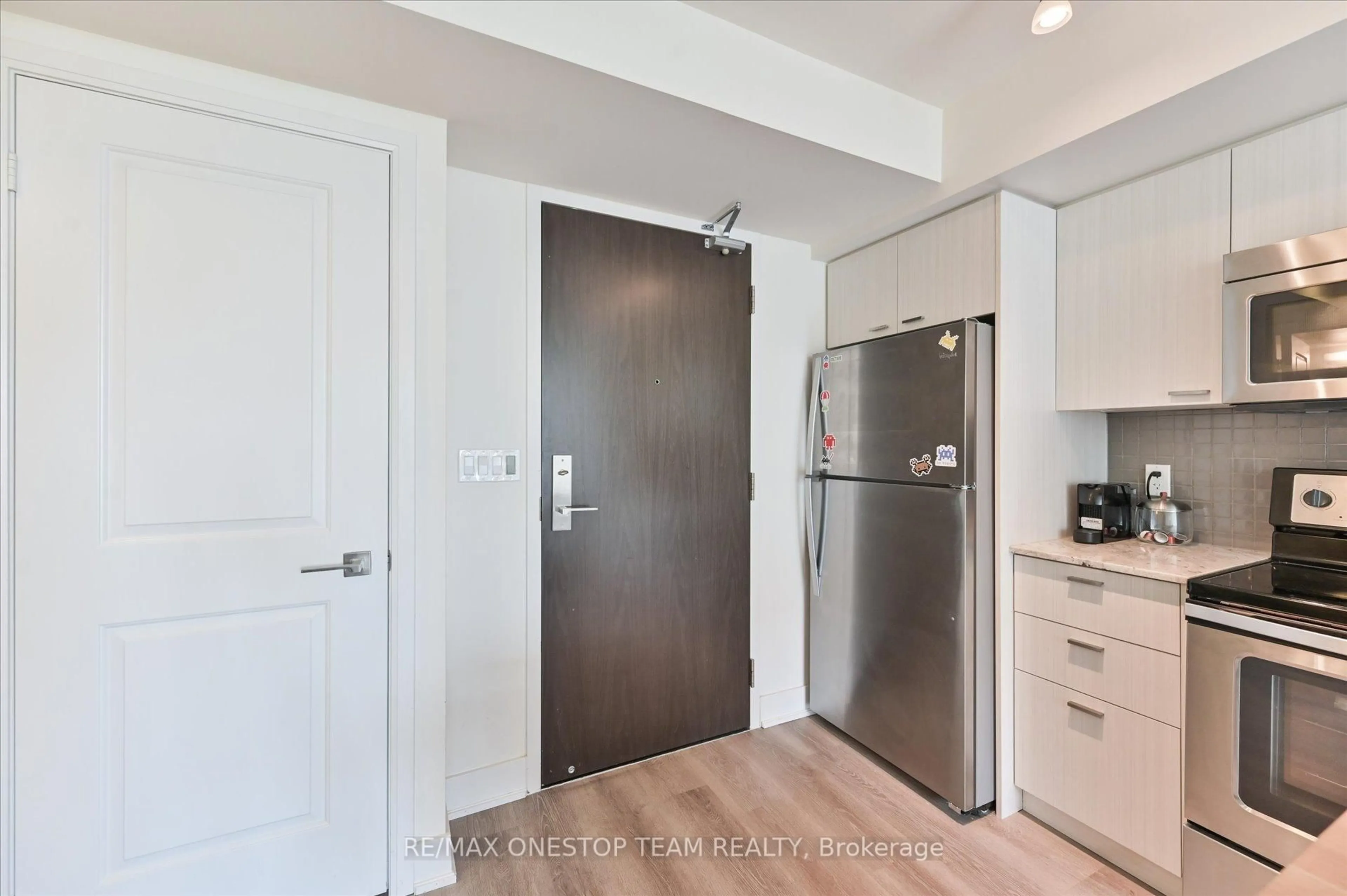 Indoor entryway for 88 Sheppard Ave #811, Toronto Ontario M2N 6Y2